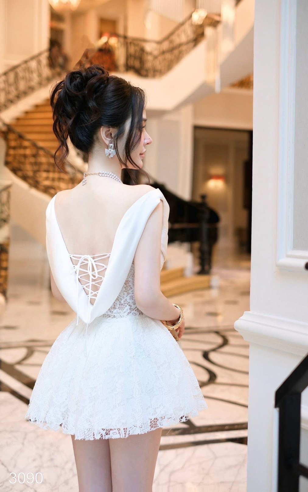 เดรสแฟชั่น มินิเดรสลูกไม้สีขาว คอถ่วงด้านหน้าตกแต่งด้วยผ้าซาติน