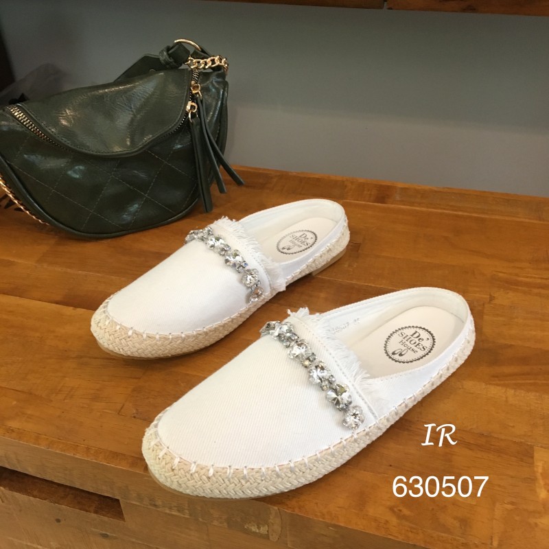 แบบขายดี!!! พร้อมส่ง เสริมลุคของคุณให้ดูลุคสวยชิคด้วยคู่นี้ค่า ทำจากวัสดุผ้าแคนวาสนิ่มเกรดแพงดีไซน์แต่งเพชรคาดเย็บทุกเม็ด ด้านในซับหนังพื้นนวมนิ่มใส่สบายเท้า สาวๆแฟชั่นนิ่สต้าตัวจริง ห้ามพลาดเลยค่า