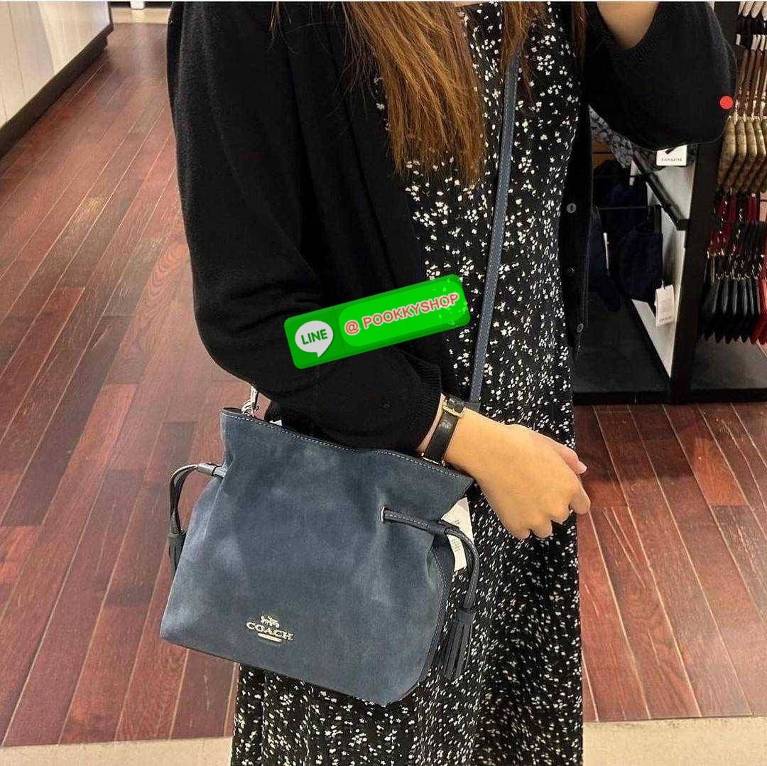 COACH CM091 ANDY CROSSBODY Details คอลสุดฮิต ดีไซน์สุดฮอต ให้สาวๆได้สวยหรู ดูแพงก่อนใคร กับกระเป๋าสะพายข้างขนาดกำลังสวย ดีไซน์ไม่เกร่อ มีดีเทลรูดเก็บปากกระเป๋า ปรับเปลี่ยนทรงได้เลย กิมมิคล้วนๆ ปากกระเป๋ามีกระดุมแม่เหล็กปิดกันของหล่นได้ ภายในโล่งกว้าง เลิศ