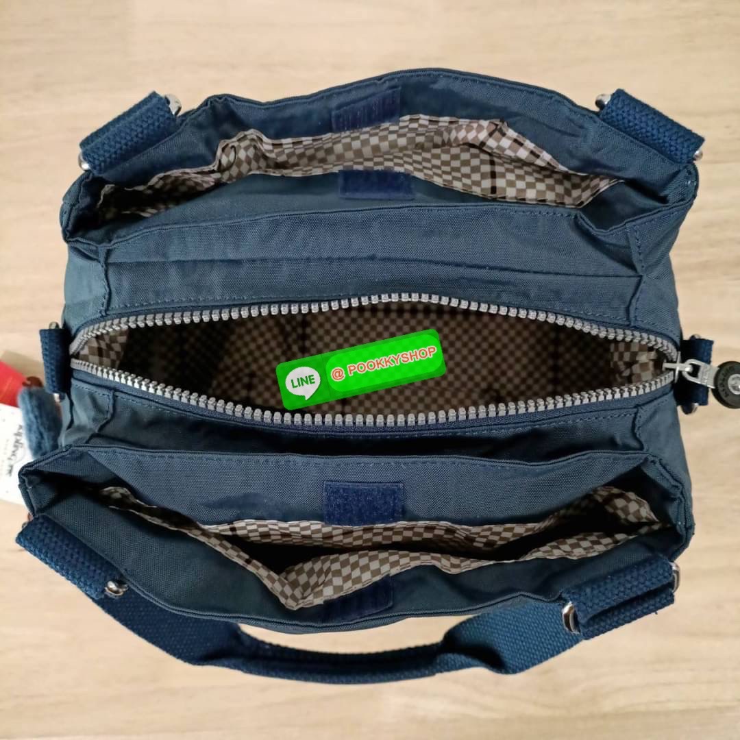 KIPLING ELISE HANDBAG กระเป๋าถือและสะพายไหล่ ขนาดกำลังพอดี จุของได้มาก มีหูจับสองสาย ถือสะดวก น้ำหนักเบา มีช่องซิป ด้านหน้า ช่อง กระเป๋าหลักเปิด-ปิดด้วยซิป มี3 ช่องว่างใส่ของได้จุมากๆ ใส่มือถือได้ กระเป๋าสตางค์ใบยาว และ เครื่องสำอางค์ได้หลายชิ้นเลยค่ะ เก็