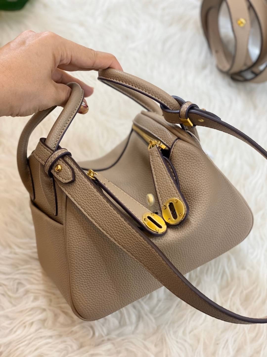 กลับมาเเล้วค่า Lindy 20cm หนัง PU premium ที่ลูกค้าถามกันมาเยอะมากกก รอบนี้หนังสวยมากๆๆ สายสะพายแบบเรียบหรู มีห่วงรัดสายสองข้าง มี 2 สายนะคะ มีซิลิโคนปิดลูกบิดกันรอย งานเนี้ยบสุด ยิ่งใช้ยิ่งนิ่มมม กระเป๋าทรงสวยนุ่ม Flexible มากๆ จุของได้ทุกสิ่ง จะใช้ไปทำง