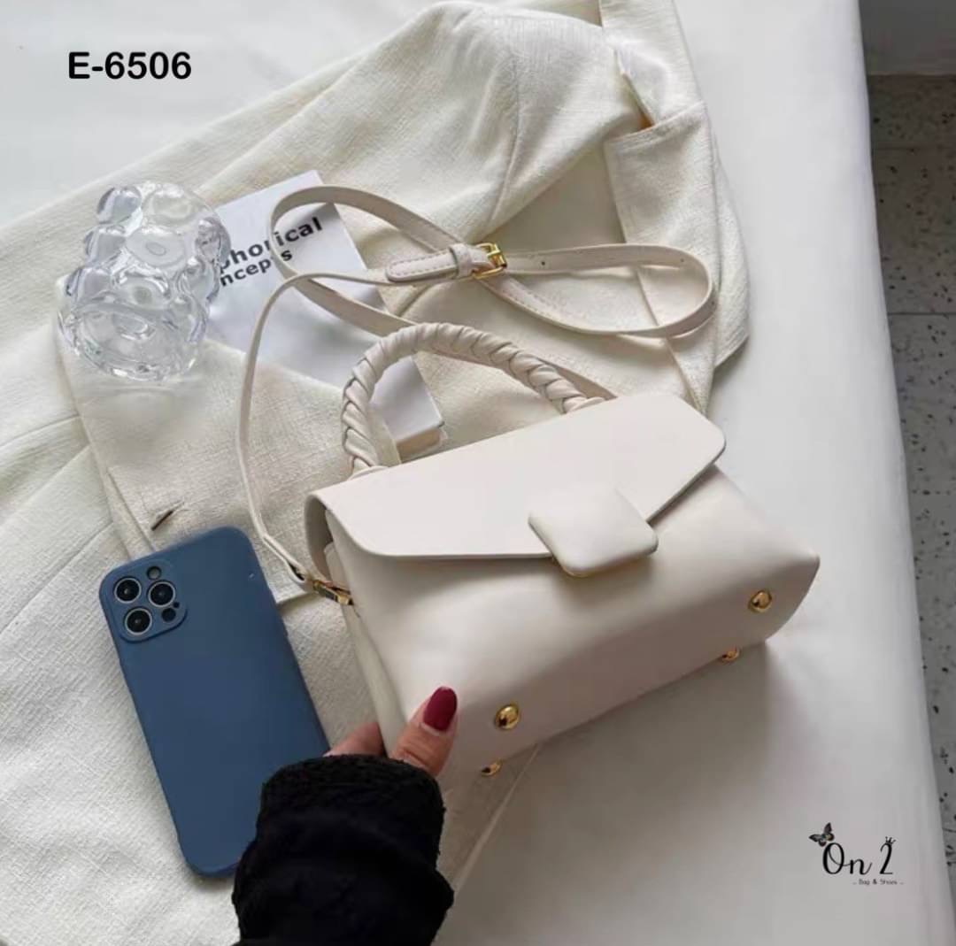 New arrivals รุ่นยอดฮิตที่ทุกคนต้องมีสีพื้น มีความคลาสสิค เรียบ แพงไม่ตะโกน สายปรับ สั้น/ คลอสบอดี้ได้ค่ะ จุได้ครบ พร้อมส่ง. ต้องจัดเลยค้า