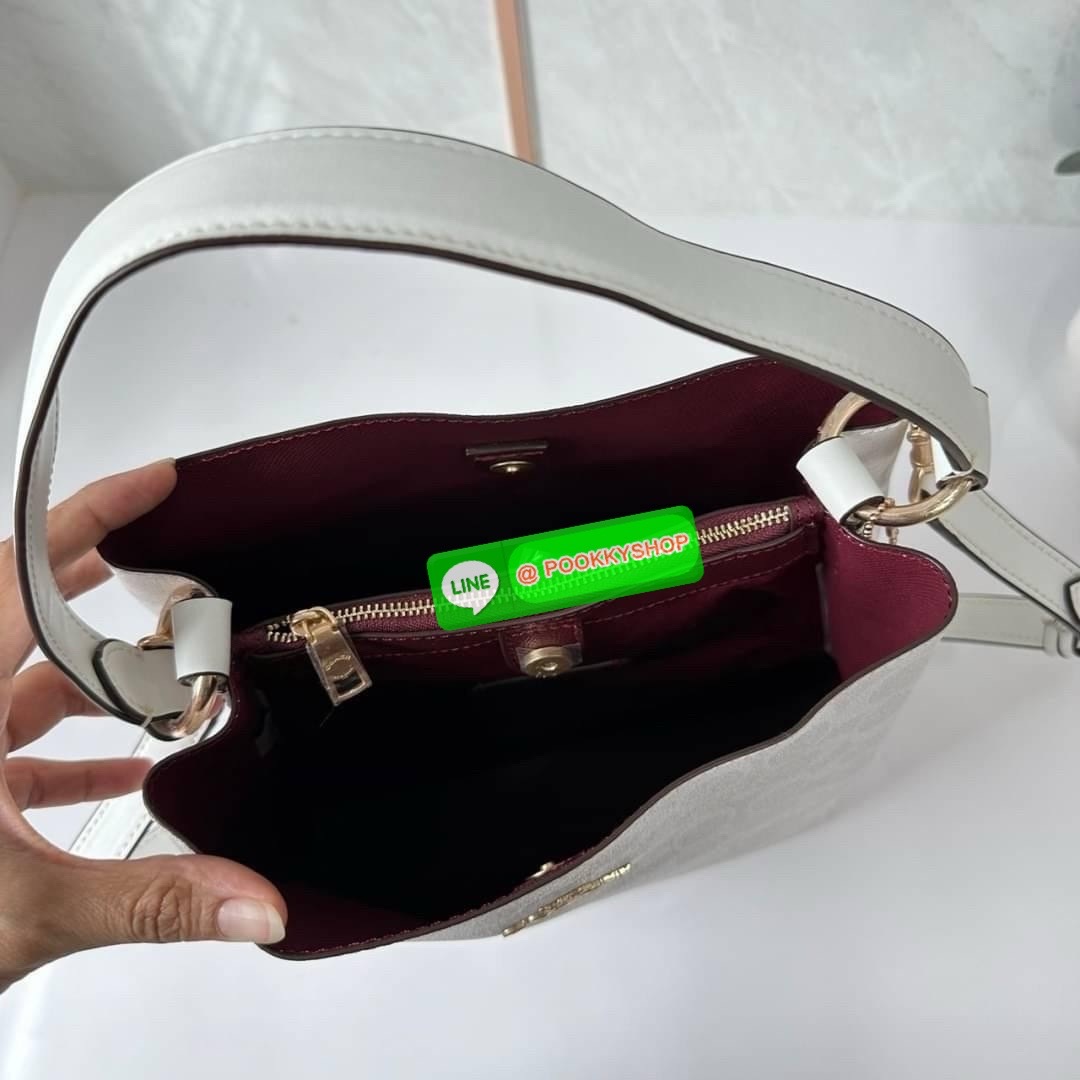 COACH TOWN BUCKET BAG IN SIGNATURE CANVAS (COACH 91512) 🔖 กระเป๋าสะพาย/ถือบัคเกต รุ่นคลาสสิคตลอดกาลไม่เอ้าท์ 🔖วัสดุ: แคนวาส ตัดหนังแท้ 🔖เปิด-ปิด กระเป๋าด้วยกระดุมแม่เหล็ก ภายในช่องโล่ง มีช่องซิปแบ่งตรงกลาง แยกเก็บของได้อย่างเป็นสัด