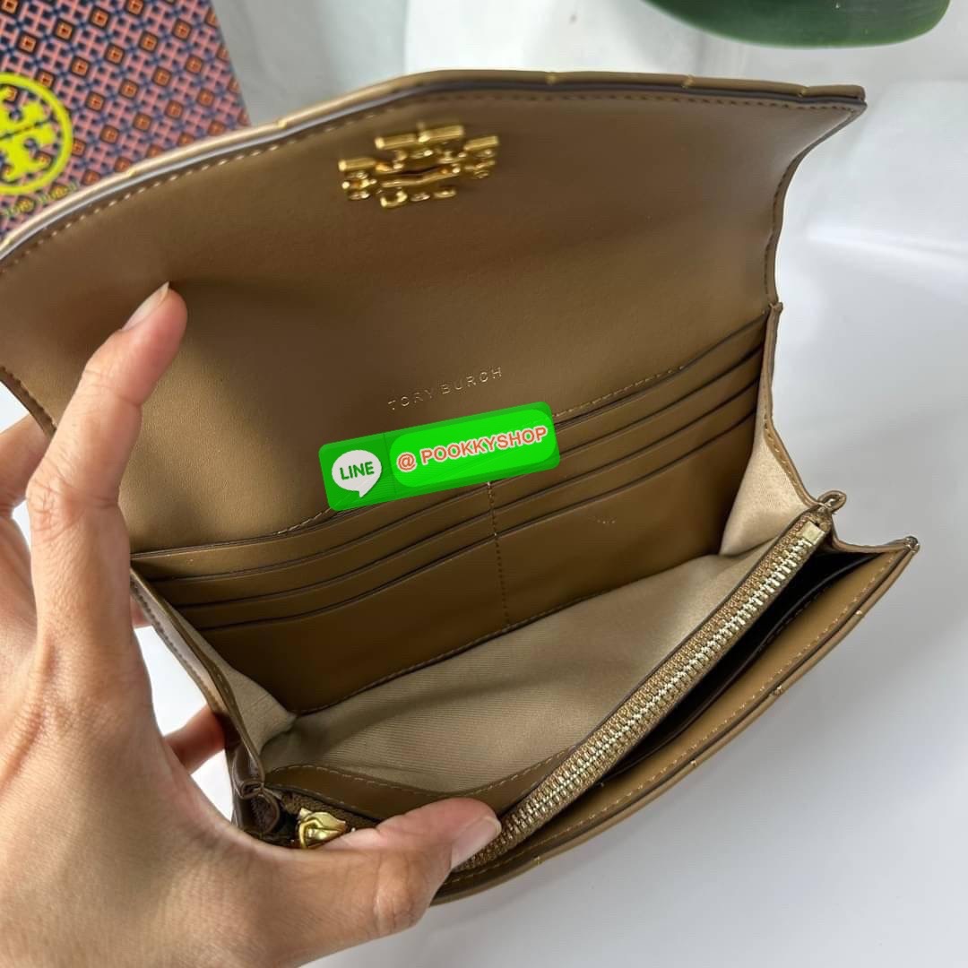 TORY BURCH KIRA CHEVRON POUCH KEY FOB 📍กระเป๋าสตางค์ใบยาว รุ่นใหม่ ทรงคลาสสิค 📍เปิด-ปิดด้วยอะไหล่บิดล็อค 📍ภายในมีช่องซิปตรงกลางสำหรับใส่เหรียญ ช่องใส่ธนบัตรและช่องใส่บัตร 📍วัสดุหนังแกะแท้ 📍จัดระเบียบกระเป๋าสตางค์ได้