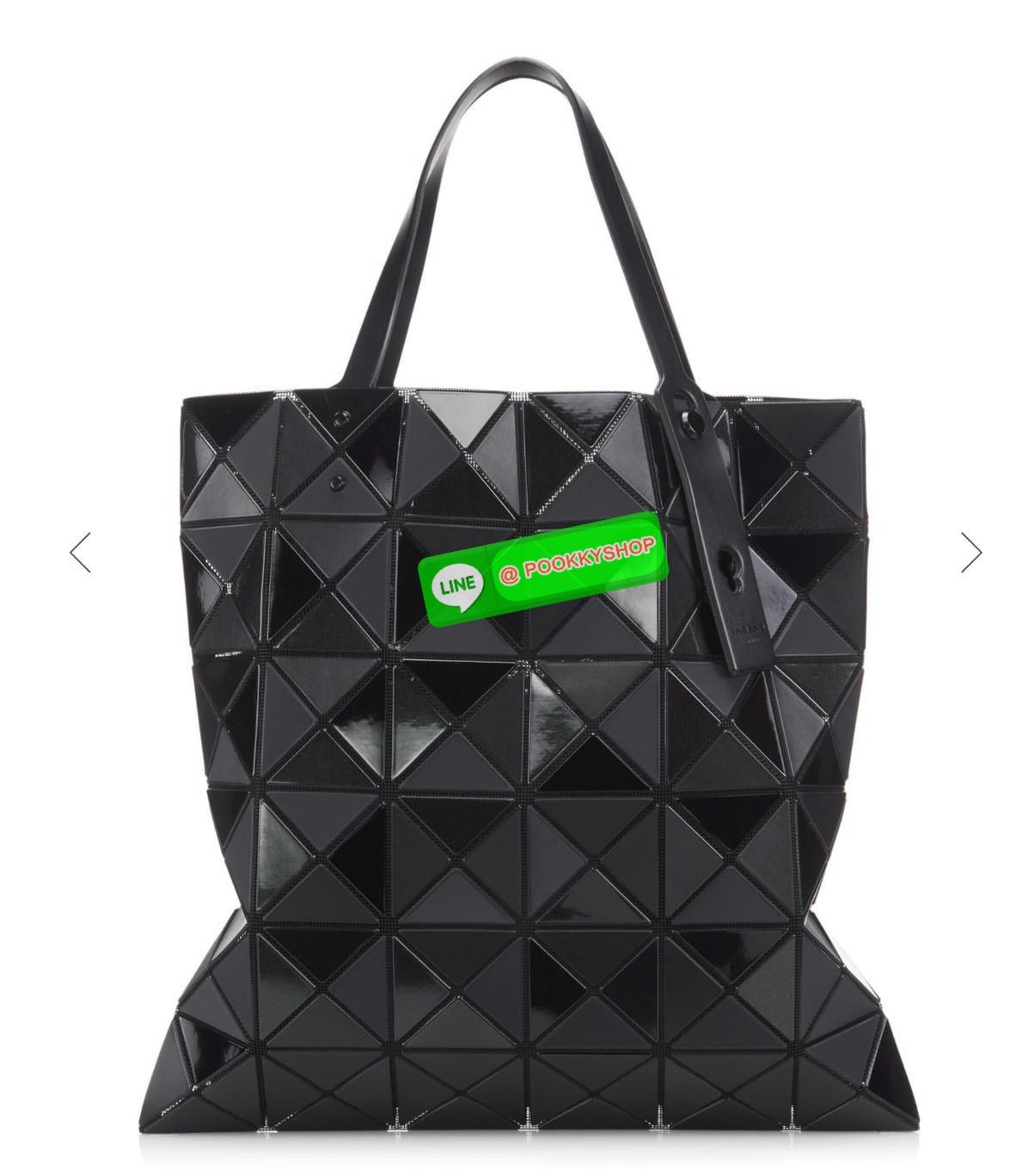 BAOBAO ISSEY MIYAKE QUATRO กระเป๋าไอคอนิกที่ไม่เคยตกเทรนด์! เรียบหรู แต่มีดีไซน์สะดุดตา โครงสร้างสามเหลี่ยมเอกลักษณ์เฉพาะของแบรนด์ ด้านในบุผ้า มีช่องซิปสำหรับเก็บของ น้ำหนักเบา สะพายสบาย ใส่ของได้เยอะมาก