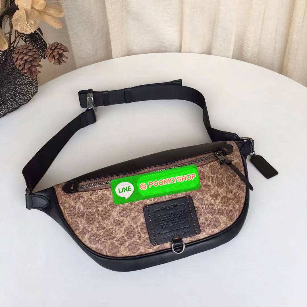 Coach 40345 Rivington Belt Bag In Signature Canvas สายแฟต้องร้องว้าว “ลายมีอยู่ทั่วไป…แต่ลายที่มี C อยู่ด้วย ใครเห็นก็รู้ว่า ‘เท่แบบ Coach’” Coach Charter Belt Bag ลาย C สุดเก๋ ทรงโค้งครึ่งวงรี คาดอกได้เท่ คาดเอวก็เก๋ ใครใส่ก็หล่อดูดี มีเอกลักษณ์เฉพาะตัว!