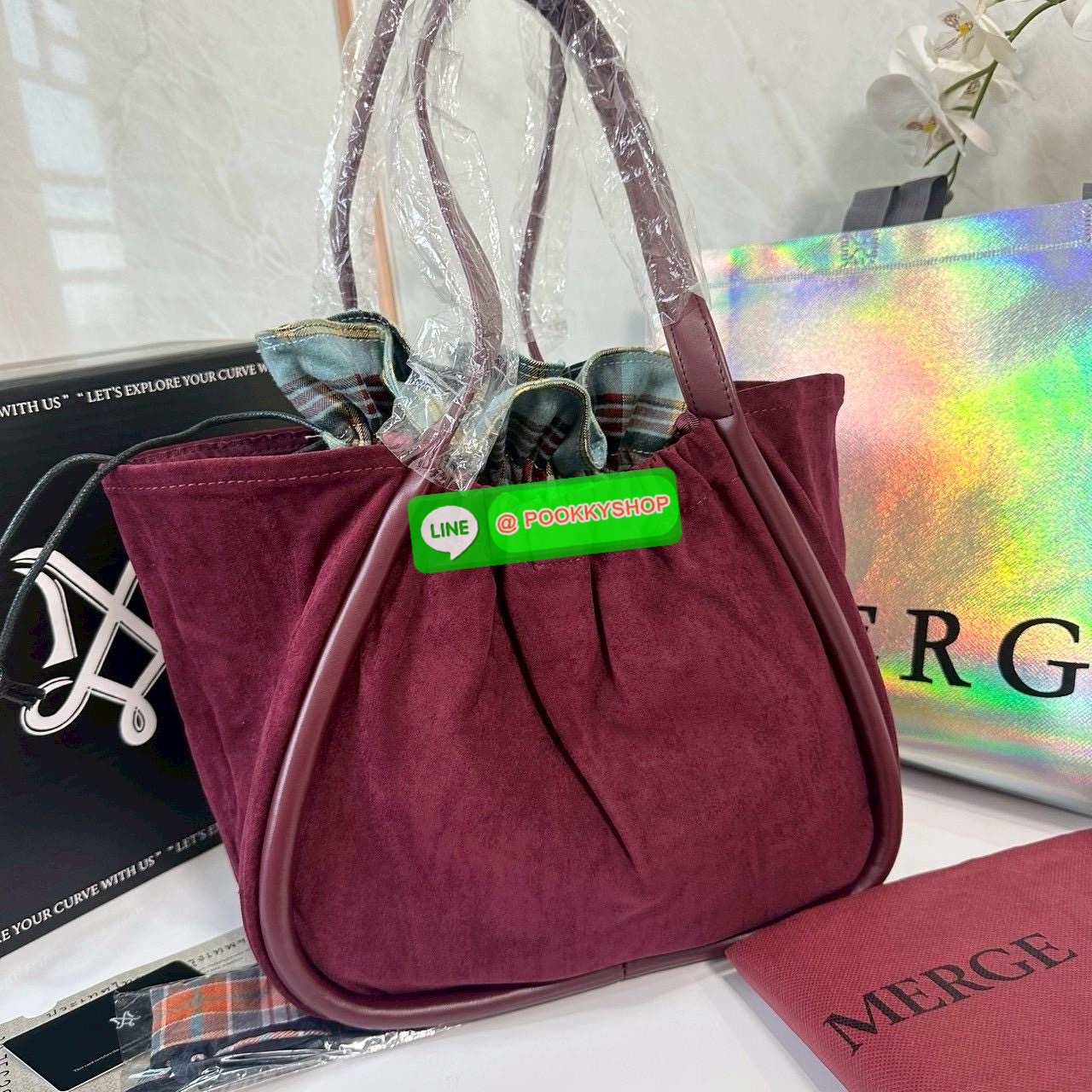 Merge A Day Bag Medium - Suede Edition (Limited) กระเป๋าสะพายไหล่ size ใหม่ ขนาดกระทัดรัดขึ้น แต่ยังสามารถจุของได้เยอะเหมือนเดิม ปรับสายกระเป๋าเป็นแบนสะพายทั้งวันไม่รู้สึกเมื่อยไหล่คะ