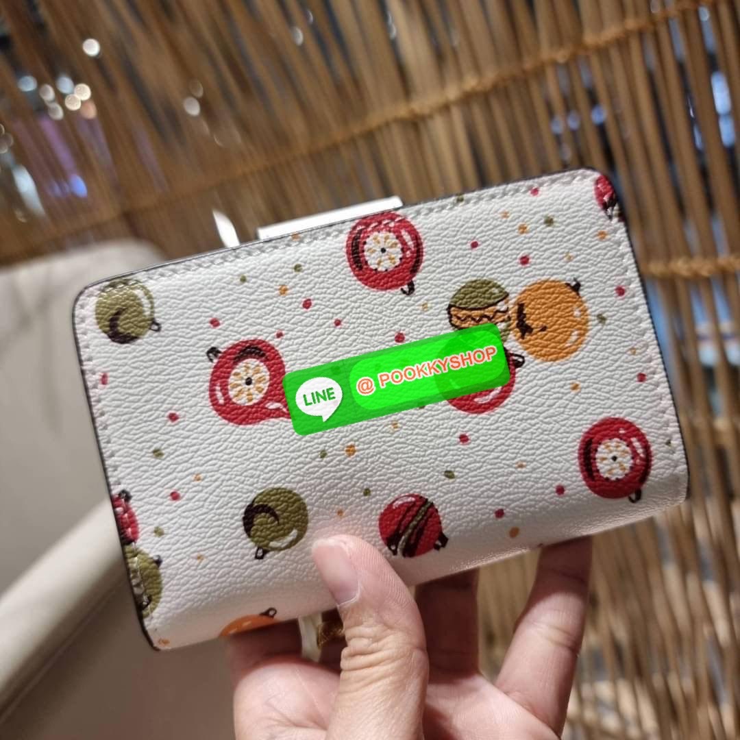 COACH C7413 MEDIUM CORNER ZIP WALLET WITH ORNAMENT PRINT คอลเลคชั่นใหม่ กระเป๋าสตางค์ใบกลาง ดีไซน์ใหม่ สุดหรู คละลายพริ้นท์เต็มใบ น่าใช้ไปอีก วัสดุหนังแคนวาสเคลือบลาย ภายในมีช่องใส่บัตร ใส่ธนบัตรได้ครบ และมีช่องซิปแยก ใบจริงสวยมากๆ แนะนำจ้า ราคาสุดคุ้มครบ