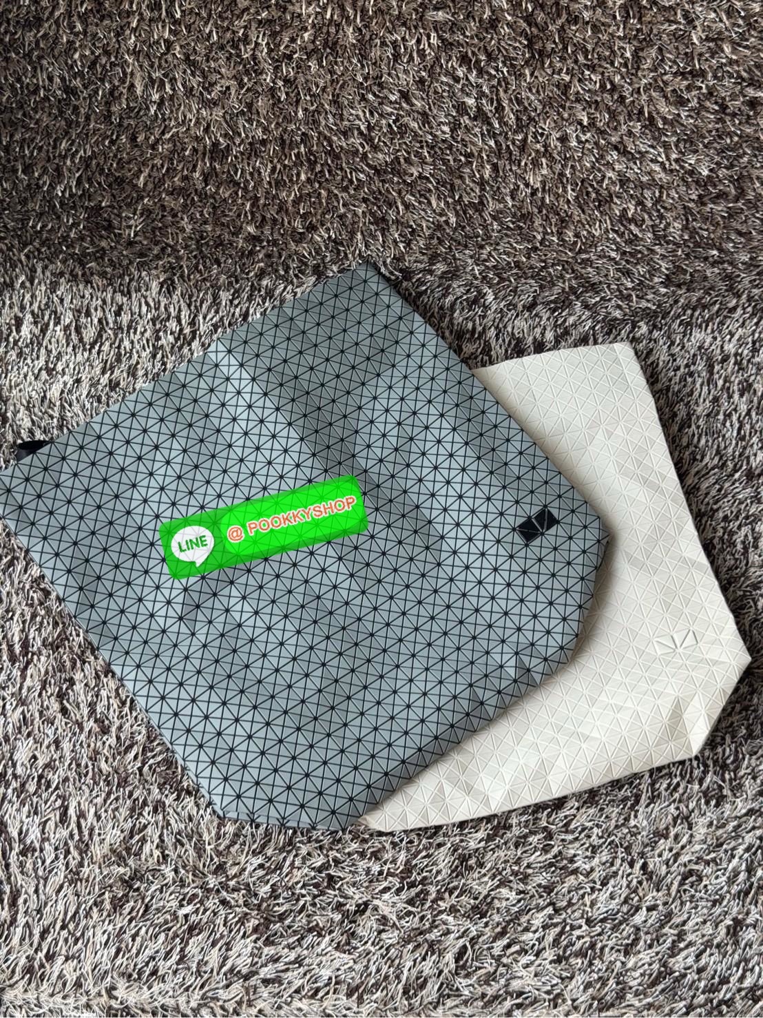 Baobao Issey Miyake Cart geometric L tote bag รูปทรงที่สร้างขึ้นโดยบังเอิญ' เสื้อผ้าที่มีโครงสร้างและได้รับการออกแบบทางวิศวกรรมอันเป็นเอกลักษณ์ของแบรนด์ ส่งต่อไปยังเครื่องประดับที่น่าประทับใจและไร้กาลเวลาเหล่านี้ กระเป๋าโท้ต Cart ประดิษฐ์ขึ้นจากการตั