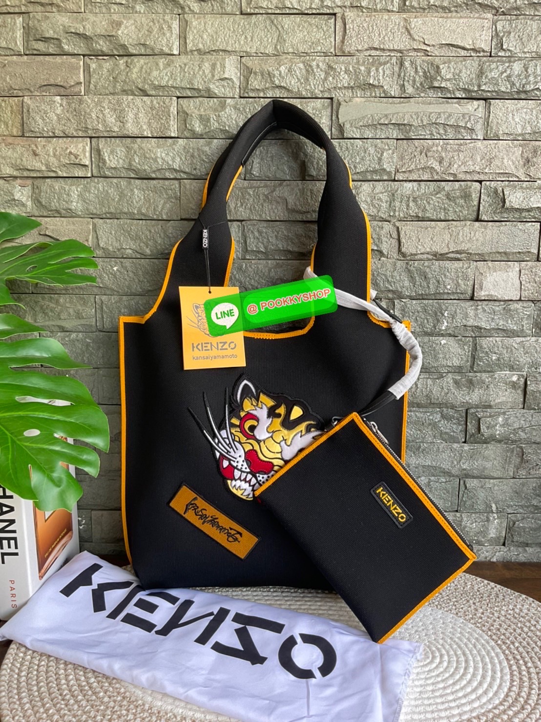 🚚 พร้อมส่ง 🚚 KENZO X KANSAI YAMAMOTO TIGER TOTE BAG กระเป๋าสะพายไหล่ ทรง โท้ทิสี ดำ และ น้ำเงินเข้ม x คันไซ ยามาโมโตะ Three Tigers จาก KENZO โดดเด่นด้วยลวดลายปัก วัสดุเป็นผ้าอย่างหนานุ่มคุณสมบัติพิเศษเฉพาะแบรนด์ น้ำหนักเบามากๆ หูหิ้วด้านบน