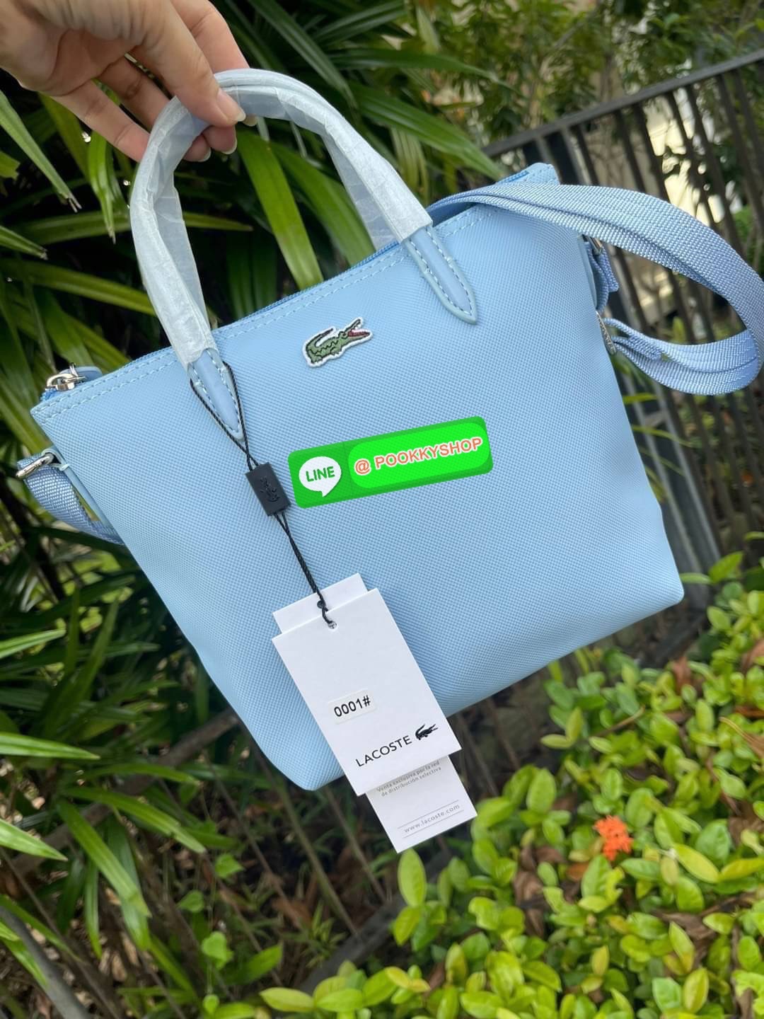 ลาคอส Women's L.12.12 Concept Petit Piqué Zip Tote กระเป๋าสะพายข้างทรง mini tote วัสดุ pvc100% เปิดปิดด้วยซิปเดียวด้านบนสะดวกใช้งาน ใส่มือถือได้ทุกรุ่น ด้านหน้ามีดีเทลโลโก้ปักดูโดดเด่น สายของกระเป๋ารุ่นนี้สามารถปรับความยาวได้ฟรีไซส์ เลือกสะพายได้ ไ