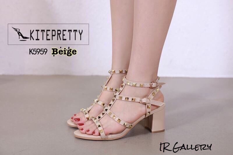 แบบขายดีมาก!!! พร้อมส่ง อะไหล่ขาดไปหลานเดือน Style Valentino หนังเงานิ่มแต่งอะไหล่หมุดงานตอกอย่างดี สายรัดข้อตะขอเกี่ยวปรับได้ ส้นสูง 3 นิ้ว ใส่สวย เปรี้ยว เฉี่ยว สะดุดตา เป็นอีก 1 คู่ที่จะกลายเป็นไอเท็มโปรดสำหรับสาวๆ