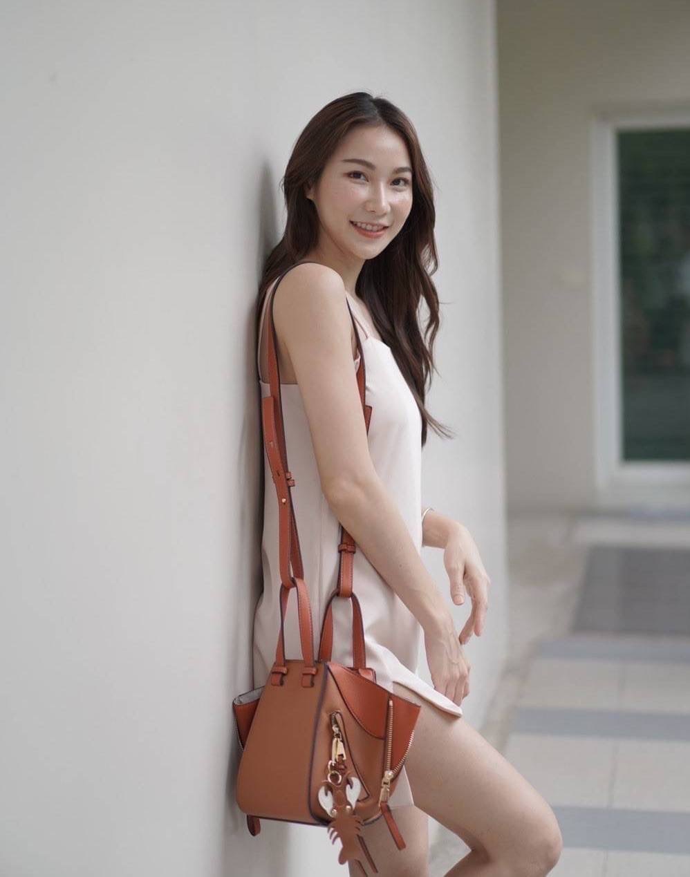 มาอีกรอบละจร้าาา Hammock รุ่นนี้ถามกันไม่เลิก เลยตั้งใจผลิตมาอีกครั้ง สวยๆทุกสี งายดีสวยเนี๊ยบทรงแป๊ะมาก พิเศษ..เลยจร้า แถมฟรี !! ตัวห้อยกุ้งน้อย เพิ่มความโดดเด่นขึ้นไปอีก ... งานนี้รับรองไม่ผิดหวัง ดีเทลรายละเอียดสวยมาก