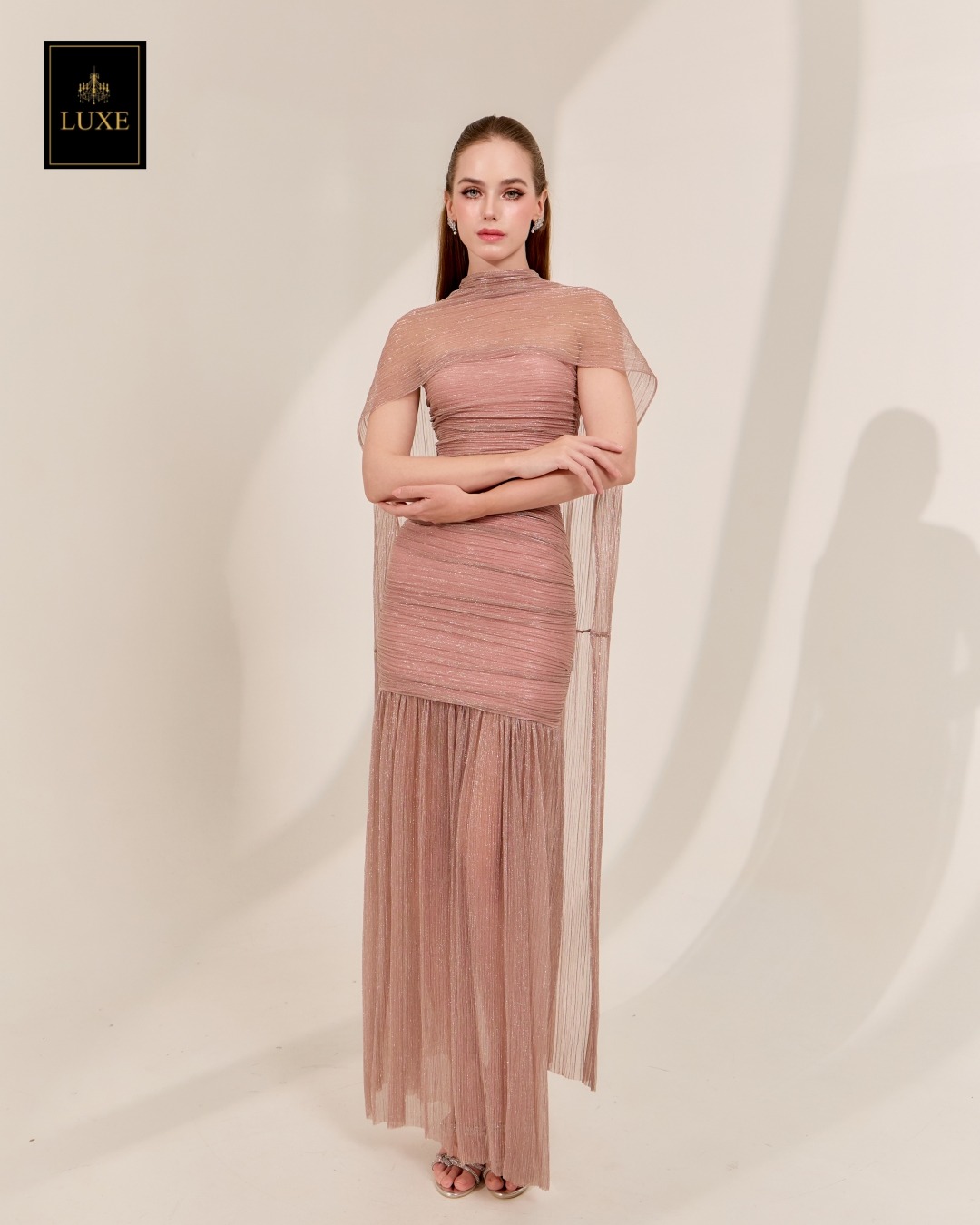 เดรสแฟชั่น เดรสเสื้อเกาะอกทรงเข้ารูป กระโปรงต่อชายระบาย ผ่าหน้า มาพร้อมผ้า mmคลุมไหล่