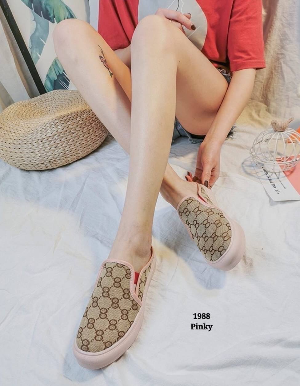 พร้อมส่ง ผ้าใบเปิดส้น 1988 งานนำเข้าน่ารักสุดๆ พื้น pu นิ่ม ด้านล่างเกาะพื้นได้ดี ตัวรองเท้าสีทองขึ้นเงา โดดเด่น ใส่สบายได้ทุกโอกาส สวยเฉียบไม่ซ้ำใคร