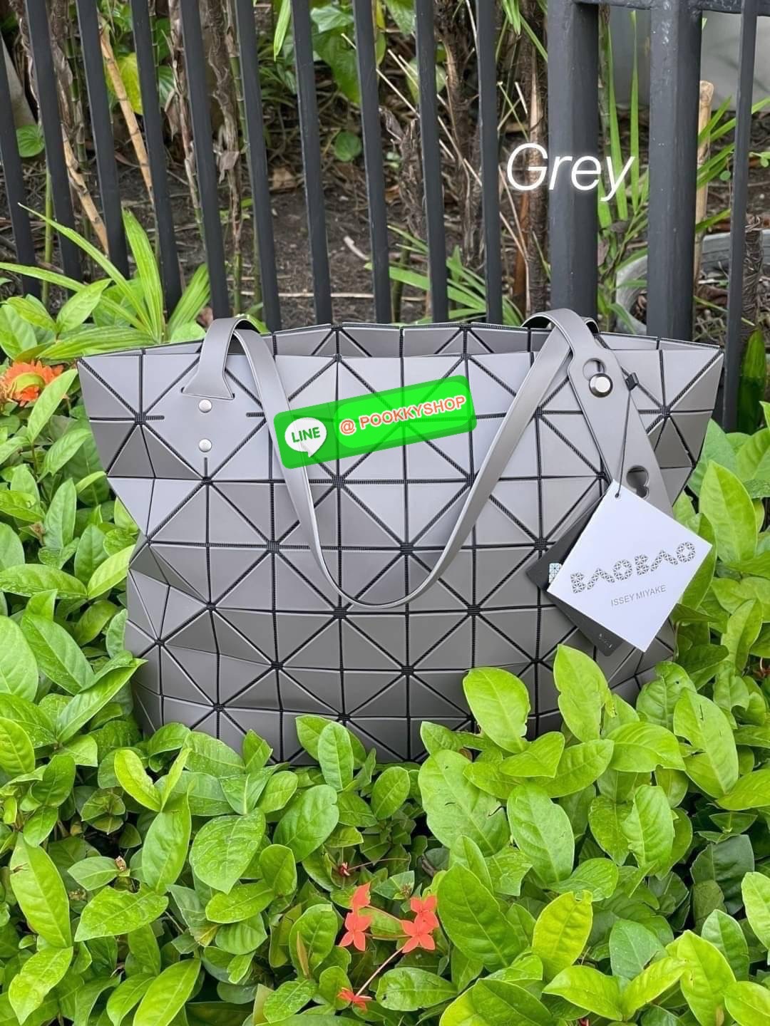 💕 Bao Bao Issey Miyake ROCK MATTE ซีรีส์นี้จะเป็นทรงสี่เหลี่ยมผืนผ้า มีซิปปิดด้านบน ถือเป็นรุ่นที่เหมาะกับการใช้งานในชีวิตประจำวัน สามารถพับมุมและบริเวณด้านล่างของกระเป๋าเพื่อเพิ่มความสะดวกสบายในการใช้งาน ทั้งยังช่วยให้วางกระเป๋าในแนวตั้งได้อีกด้ว