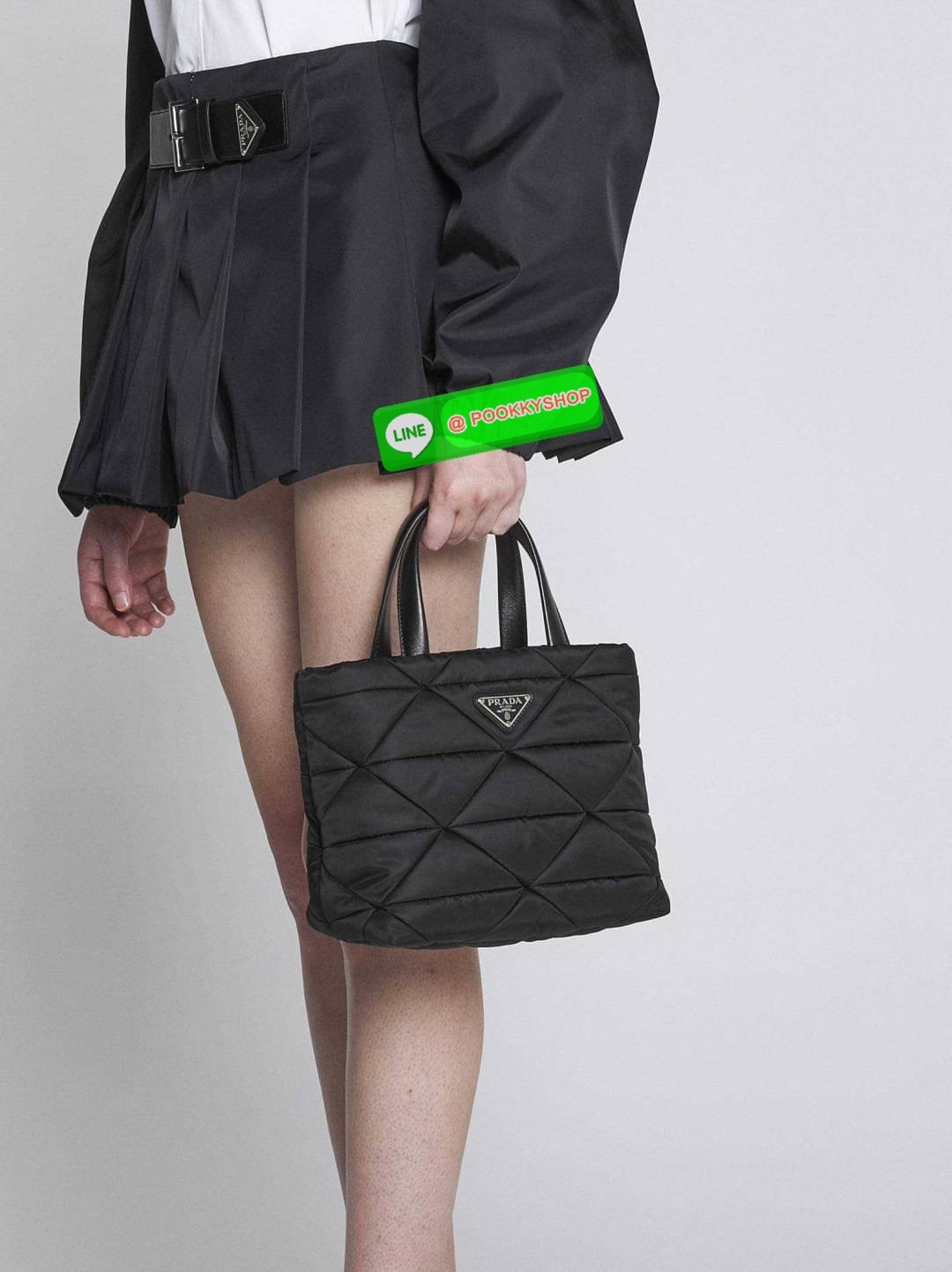 PRADA LEATHER PADDED BAG ใหม่ล่าสุด กับคอลเลคชั่นที่ทำออกมาตอบโจทย์ได้ทุกไลฟ์สไตล์ และเป็นยูนิเซ็กส์ กับกระเป๋าทรงโท้ท ขนาดกำลังดี วัสดุหนังแท้ ตัดเย็บเดินเส้นลายตาราง ปากกระเป๋ามีซิปเปิดปิด ภายในเป็นช่องโล่ง มีช่องแยกให้ มาพร้อมสะพายข้างและใบลูก ให้ได้สน