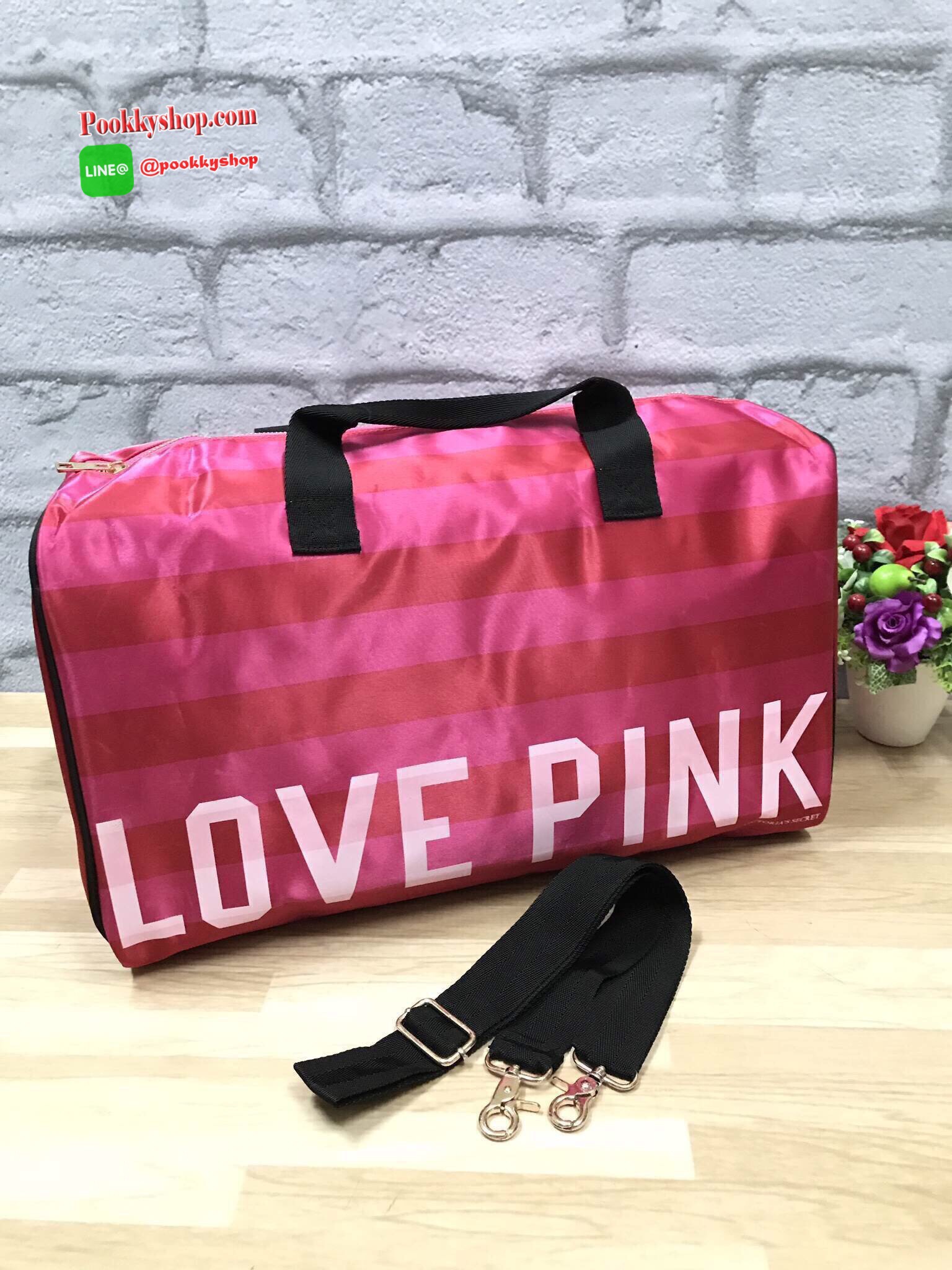 VICTORIA' S SECRET premium gift สำหรับสาวๆที่ชอบเดินทาง ใบนี้แนะนำได้เลยคร้า สีสันสดใส วัสดุnylon polyภายในบุอีก1ชั้น มี1ช่องซิป ด้านหน้าสกรีนโลโก้แบรนด์ เปิดปิดด้วยหัวซิปเดียว มาพร้อมสายสะพาย ปรับฟรีไซส์ กว้างและจุของได้เยอะ น้ำหนักเบา พับเก็บได้ เห