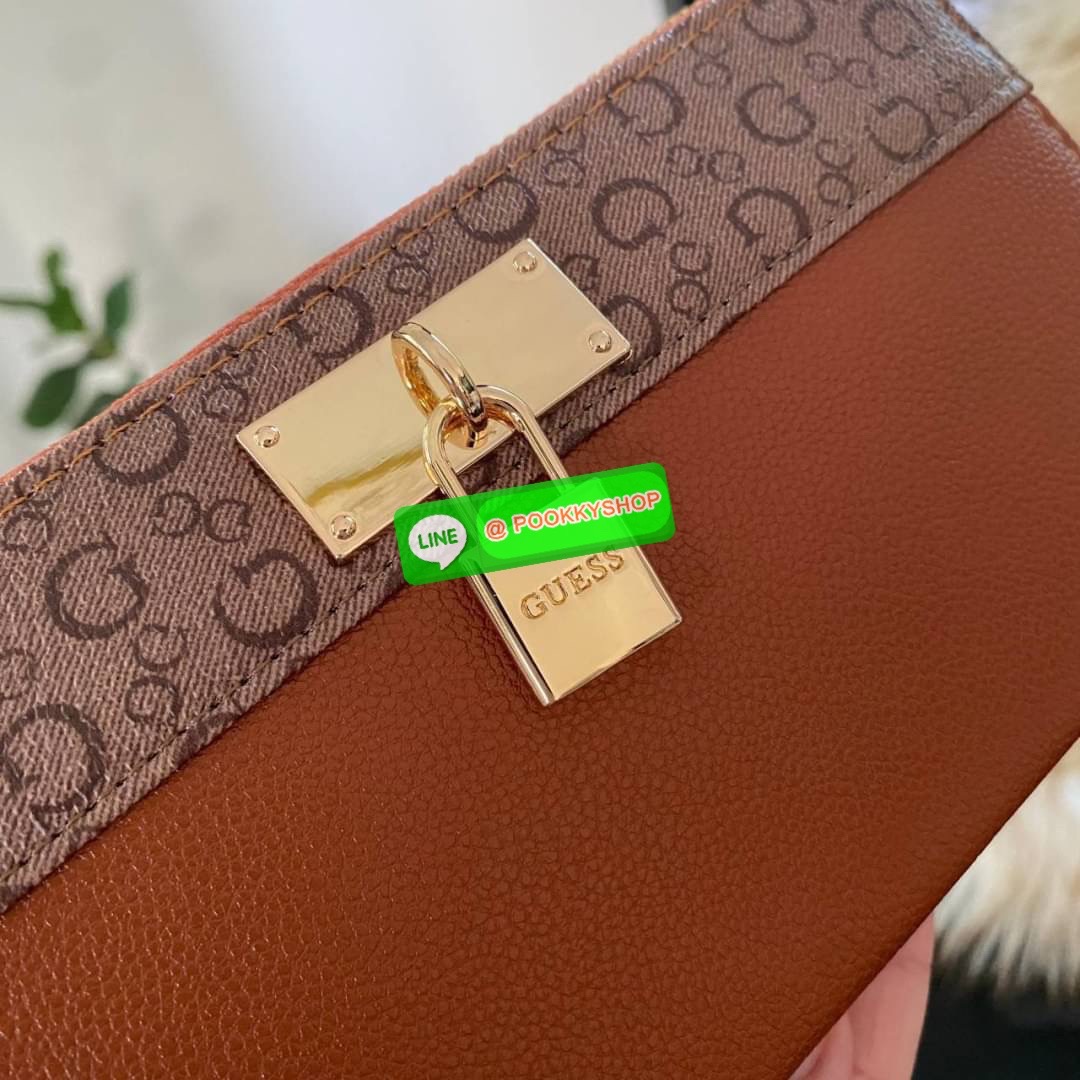 Guess Long Wallet กระเป๋าสตางค์ใบยาวซิปรอบหนังนิ่ม ด้านหน้าโดดเด่นด้วยกุญแจชื่อแบรนด์ รุ่นนี้มีสายคล้องมือมาให้ เพื่อใช้งานง่ายและสะดวกมากยิ่งขึ้น ด้านในมีช่องใส่ธนบัตร ช่องใส่บัตร และช่องซิปใส่เหรียญค่ะ