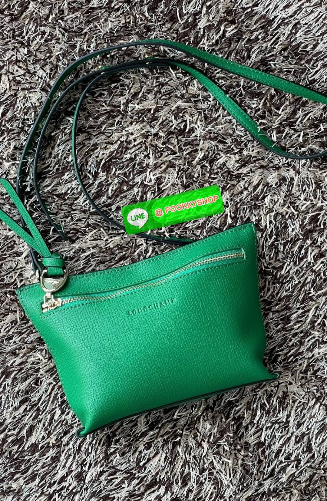 Longchamp MAILBOX Crossbody bag XS ดีไซน์ทรงคลัทช์ที่มีเส้นรูปทรงเรขาคณิตนี้จะรองรับสิ่งของจำเป็นทั้งหมดของคุณ มาพร้อมสายสะพายไหล่แบบปรับได้และถอดออกได้ สวมใส่ได้หลากหลายวิธีเพื่อเพลิดเพลินกับค่ำคืนของคุณอย่างอิสระ ได้แรงบันดาลใจมาจากMAILBOX การเย็บตะเข็บ