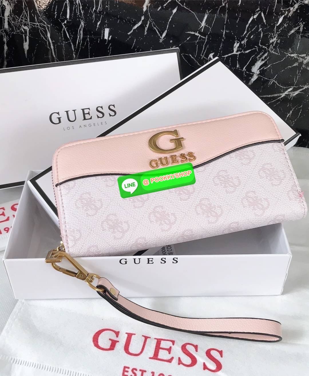 Guess งานแท้💯 outlet ถูกกว่าช้อปจ้ากระเป๋าสตางค์ใบยาวซิปรอบ งานสวย พร้อมสายคล้องมือ ถอดได้ มีถึง4ช่องใช้งาน ช่องใส่บัตรได้เยอะ อะไหล่Guessสีทอง หนังpUแท้ทำความสะอาดง่าย