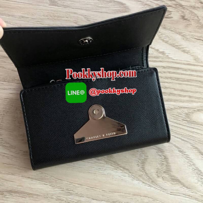 New!! Charles & Keith Front Flap Detail Wallet ด้านหน้าแต่งโลหะเหล็ก ปั๊มโลโก้แบรนด์ เปิด - ปิดด้วยกระดุมแม่เหล็ก ด้านในมีช่องใส่บัตร ช่องใส่รูป ช่องใส่ธนบัตร 2 ช่อง และช่องซิปใส่เหรียญ