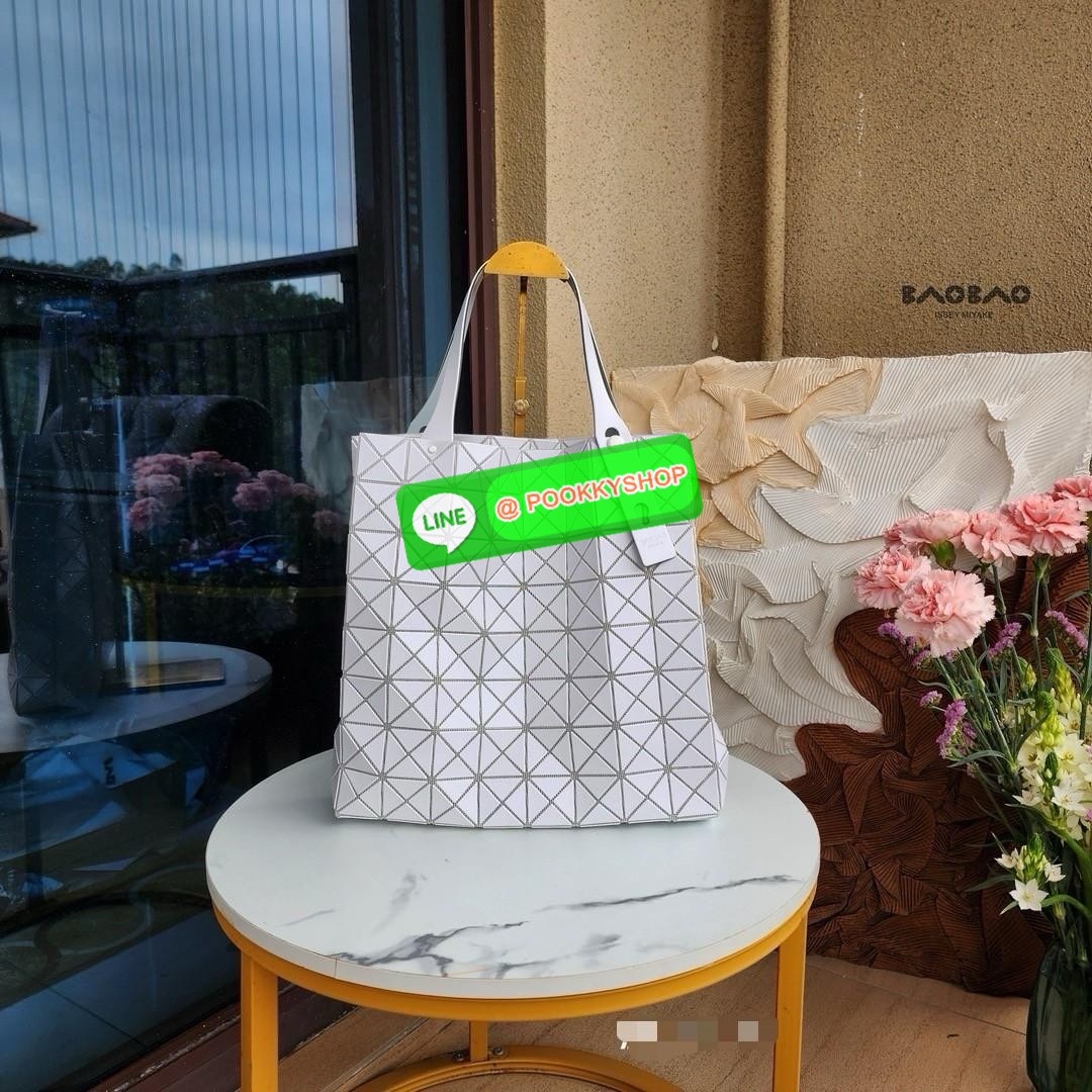 BAO BAO PRISM PLUS Handbag (Large) 🔖กระเป๋าถือจากแบรนด์ BAO BAO ISSEY MIYAKE ดีไซน์คลาสสิกทรงสี่เหลี่ยม มาพร้อมลวดลายสามเหลี่ยมที่มีมิติ 🔖วัสดุ: โพลีเอสเตอร์ ผสมหนัง 🔖 ปากกระเป๋าเปิด ซับในเป็นไนลอน มีช่องกระเป๋าด้านในและหูหิ้วกระเป