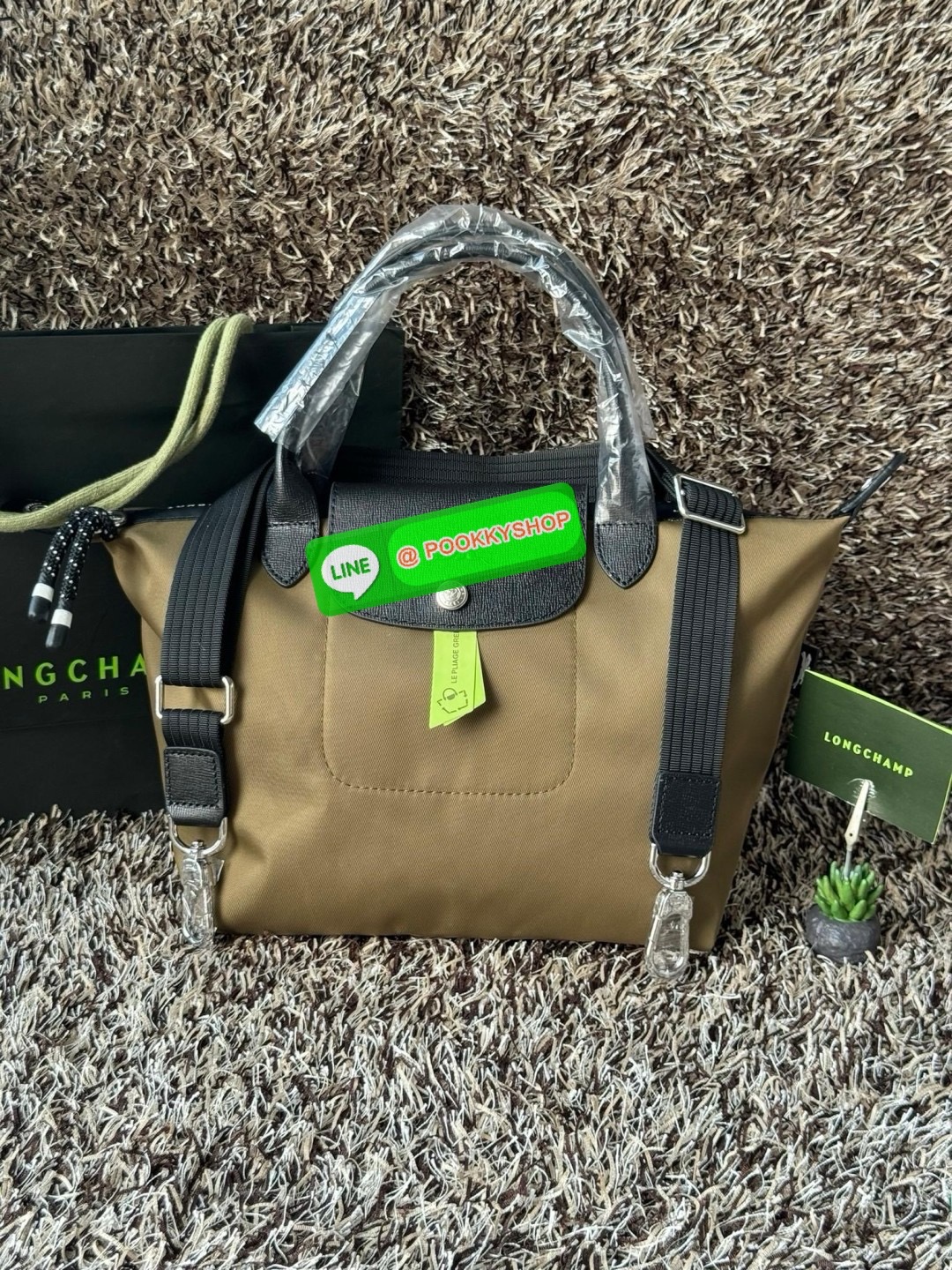 Longchamp LE PLIAGE ENERGY S HANDBAG LE PLIAGE รีไซเคิล ECONYLสไตล์สปอร์ต ทันสมัย และใช้งานได้จริง น้ําหนักเบา กระเป๋าใบนี้เป็นเครื่องประดับที่มีเสน่ห์ในอุดมคติที่จะติดตามคุณในทุกกิจกรรมยามเย็นของคุณ มาพร้อมกับสายสะพายไหล่ปรับได้ สามารถพกพาได้ ทั้งแบบถือแ