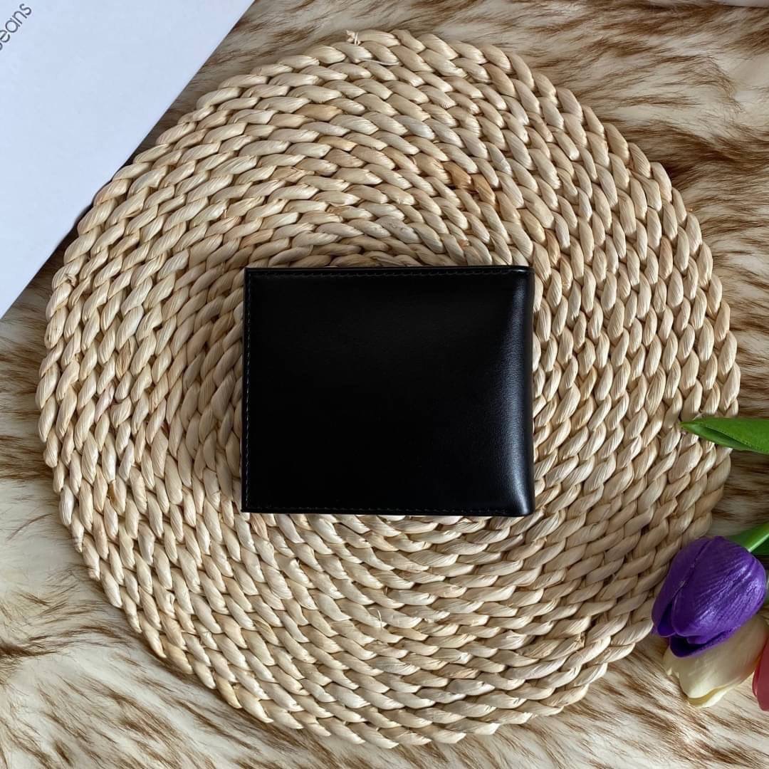 Calvin Klein Leather Belt & Wallet Set Setกระเป๋าสตางค์+เข็มขัด กระเป๋าสตางค์ด้านหน้าปั๊มชื่อแบรนด์ มีช่องใส่บัตร ช่องใส่ธนบัตร 2 ช่อง และช่องเก็บเหรียญ เข็มขัดหนังแท้ปั๊มแบรนด์ สามารถสลับใช้ได้ทั้ง 2 ด้าน เข็มขัดปรับระดับได้ 5 ระดับ มาพร้อมที่เจาะรูจ้า