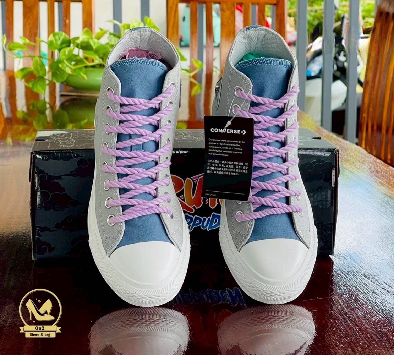 รองเท้าคอลแลบระหว่าง Converse กับแอนิเมะ Naruto Shippuden ซึ่งออกแบบมาโดยเฉพาะ โดยแต่ละรุ่นจะได้แรงบันดาลใจจากตัวละครต่าง ๆ เช่น Naruto, Sasuke, Gaara ฯลฯ ที่ถูกถ่ายทอดผ่านสีสันและลวดลายบนรองเท้าอย่างชัดเจน ถ้าคุณเป็นแฟนของ Naruto และอยากได้รองเท้าที่สวย