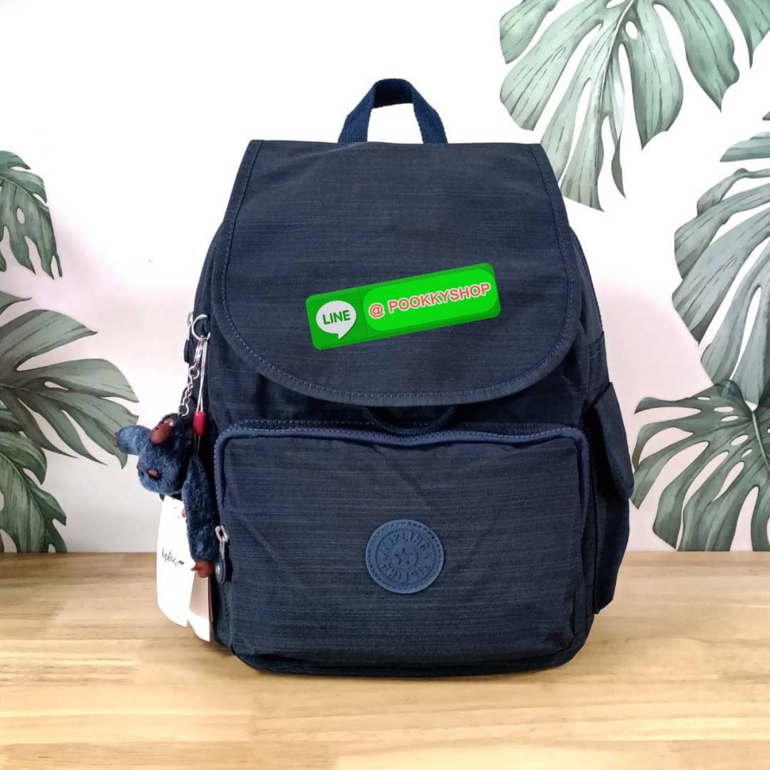Kipling City Pack Medium Backpack กระเป๋าเป้ Kipling ขนาดกลาง วัสดุ Polyester 100% มีหูหิ้วด้านบน -ด้านหลัง มีซิปหลัง 1ช่องลึก -ด้านข้างมีช่องใส่ของเล็กน้อยทั้ง 2 ด้าน เปิด-ปิด ด้วยกระดุมแม่เหล็ก -ด้านหน้ามีช่องซิปใส่ของแยก 1 ช่อง และ ช่องปรับขนาดด้วยสายล