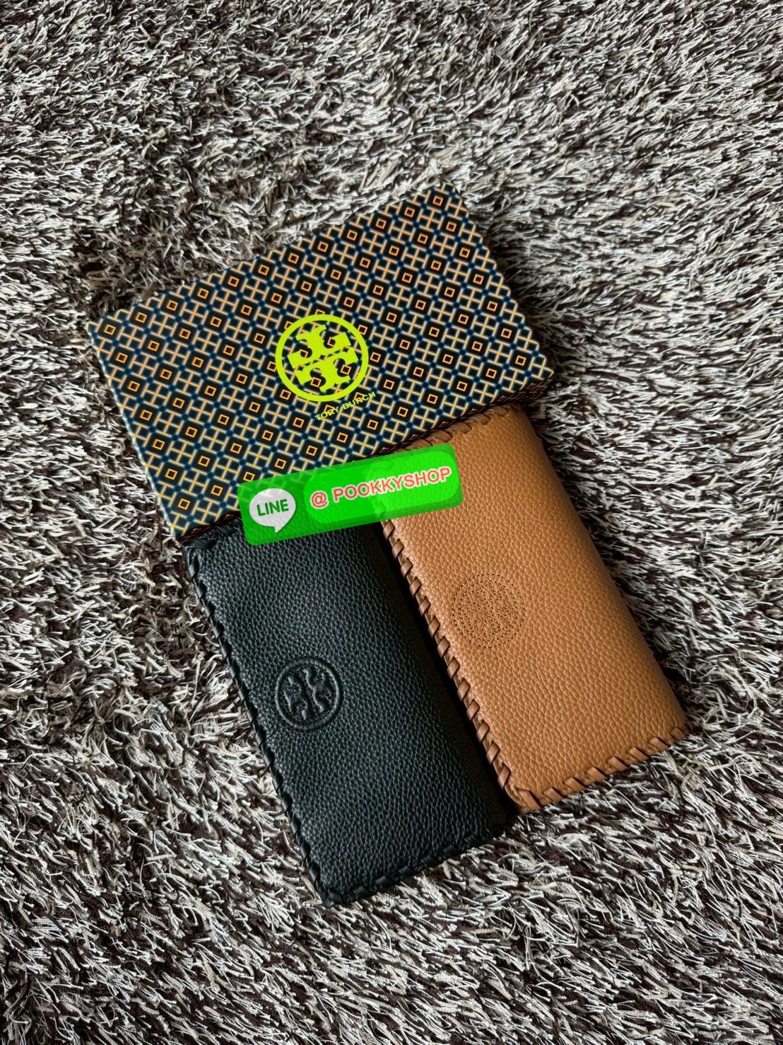 Tory Burch Marion Long wallet กระเป๋าสตางค์ยาวใบนี้ใส่การ์ดได้ถึง12ใบเลยทีเดียว มีช่องอเนกประสงค์และช่องใส่ธนบัตรหลายช่อง หยิบจับง่าย เปิดปิดด้วยกระดุมสแนป วัสดุหนังวัวแท้100% ดีเทลแต่งขอบกระเป๋าด้านหน้าแบบถัก โลโก้อยู่กึ่งกลางอันเป็นสัญลักษณ์