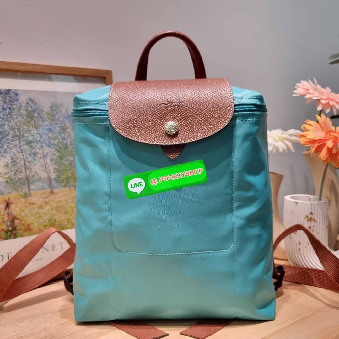 Longchamp le pliage original backpack 🔆 Details สวยคลาสสิคต้องไม่พลาด กับกระเป๋าสะพายทรงเป้ ขนาดกำลังดี น้ำหนักเบา ดีไซน์เรียบง่าย แต่ดูแพง ปากกระเป๋าออกแบบให้มีฝาปิดและซิปแน่นหนา สายสะพายสามารถปรับใช้ตามชอบ ภายในโล่งกว้าง จุของได้สบายๆ พกพาไปไหนก
