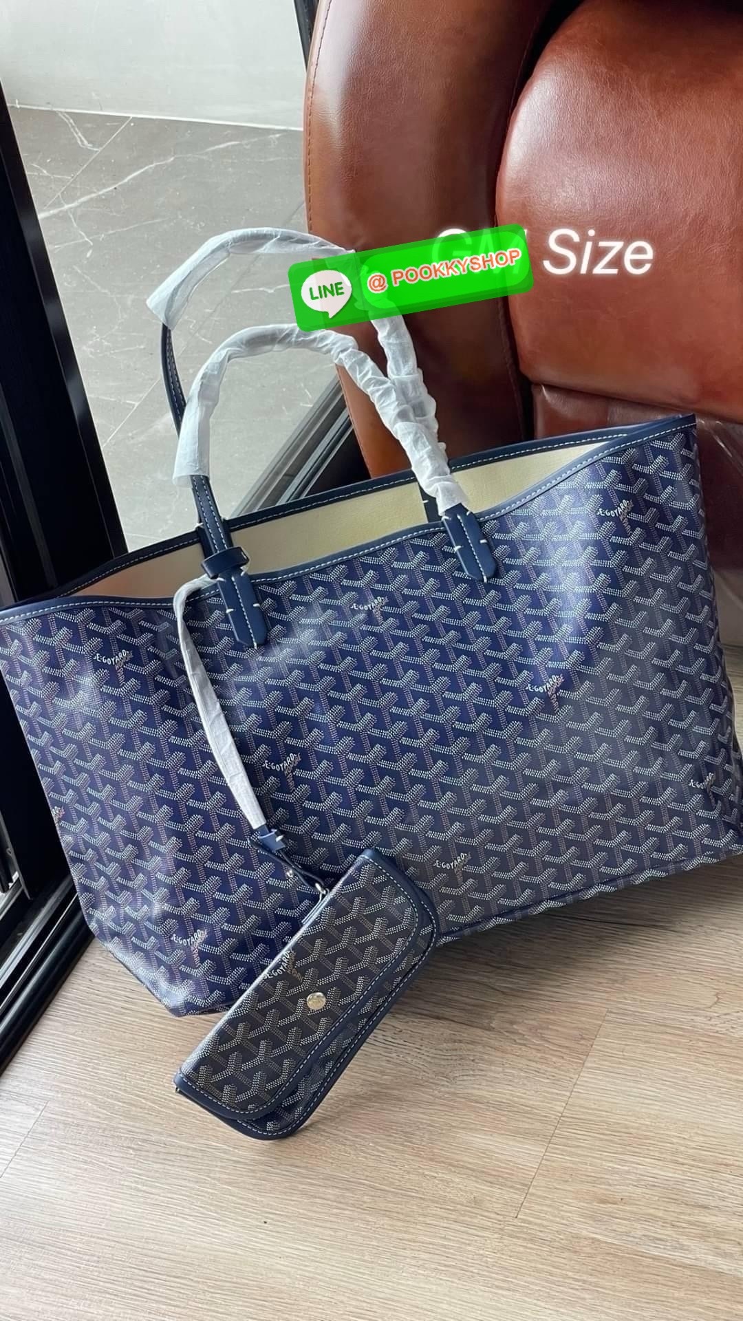 GM SIZE Goyard Saint Louis Claire-Voie GM Bag กระเป๋า Saint Louis GM มาในรุ่นลิมิเต็ดอิดิชั่นในผ้าใบ Goyardine Claire-Voie Grege สุดพิเศษใหม่ ผ้าใบเคลือบด้านในและสามเหลี่ยมด้านนอกที่โดดเด่นเป็นสีเดียวกันซึ่งสร้างภาพลวงตาที่สามารถมองเห็นผ่านกระเป๋าได้ กระเ