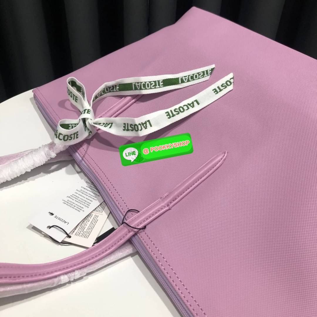 ลาคอส Classic Tote Bag กระเป๋าสะพายทรงช้อปปิ้งหลากสีรุ่นยอดนิยมด้านหน้าประดับโลโก้จระเข้สัญลักษณ์แบรนด์ ภายในกว้างจุได้เยอะ เปิดปิดด้วยซิปสะดวกใช้ มี1 ช่องซิปเล็ก หัวซิปปั้มเเบรนด์ วัสดุกันน้ำ ขนาดกำลังดี ใส่หนังสือ เอกสารA4 ของใช้ได้เยอะ สวยทุกสีค่ะ