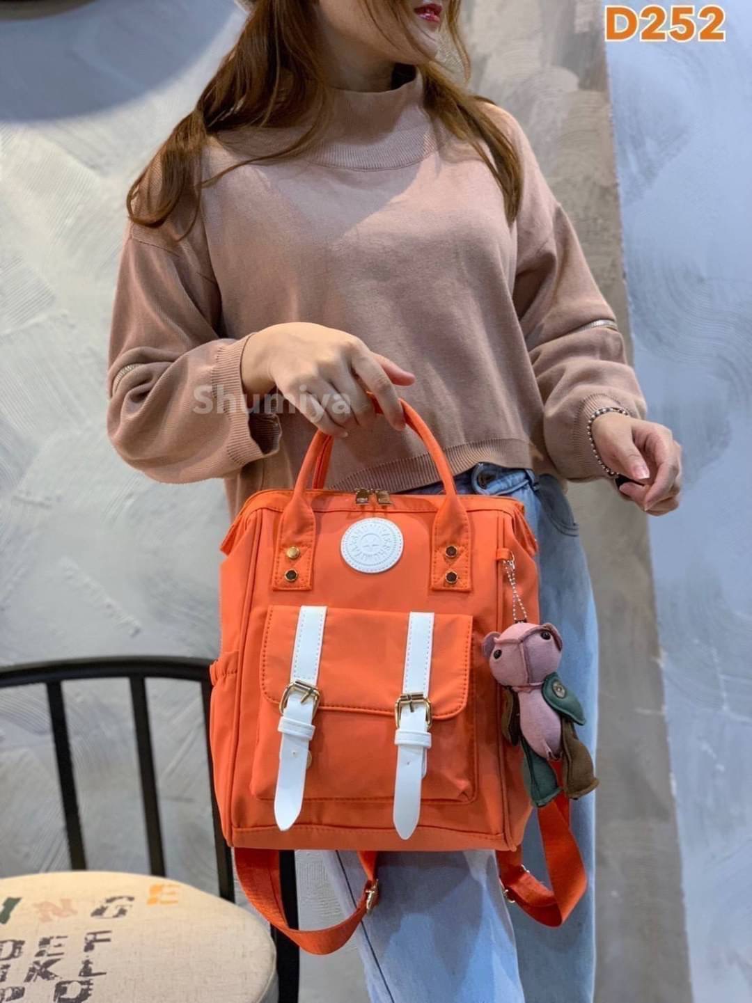 Shumiya Style My Authentic Brand So cute !!! พร้อมส่ง กระเป๋าเป้ Shumiya ทรงน่ารัก ~ ด้านหน้าติดโลโก้แบรนด์และแต่งเข็มขัดเก๋ๆ !!! ใบใหญ่จุใจ ช่องใส่ของเอนกประสงค์เยอะ ด้านหลังมีอีก 1 ช่องซิป สายสะพายทนทาน ตัวกระเป๋าเปิดปิดง่าย แถมฟรีพวงกุญแจหมีน่ารัก สวยค