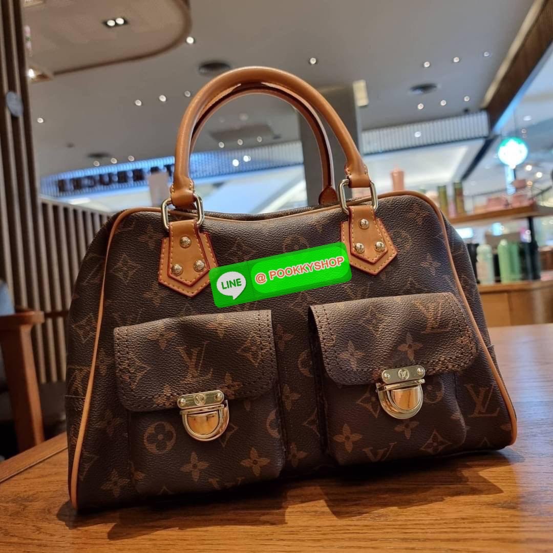 LV MANHATTAN HANDBAG กระเป๋าถือทรงผู้ดี คลาสสิค สวยหรู ไซส์กำลังสวย ราคาแสนดีจากวีไอพีพรีเมี่ยมกิ๊ฟ ดีไซน์ตกแต่งกระเป๋าเล็กด้านหน้า ใส่ของจุกจิกได้ วัสดุหนังแคนวาส ภายในโล่งกว้างมาก มีช่องซิปและช่องย่อย มาพร้อมสายสะพายครอสบอดี้ ถอดออกได้ คล้องแขนเก๋ๆ สะพา