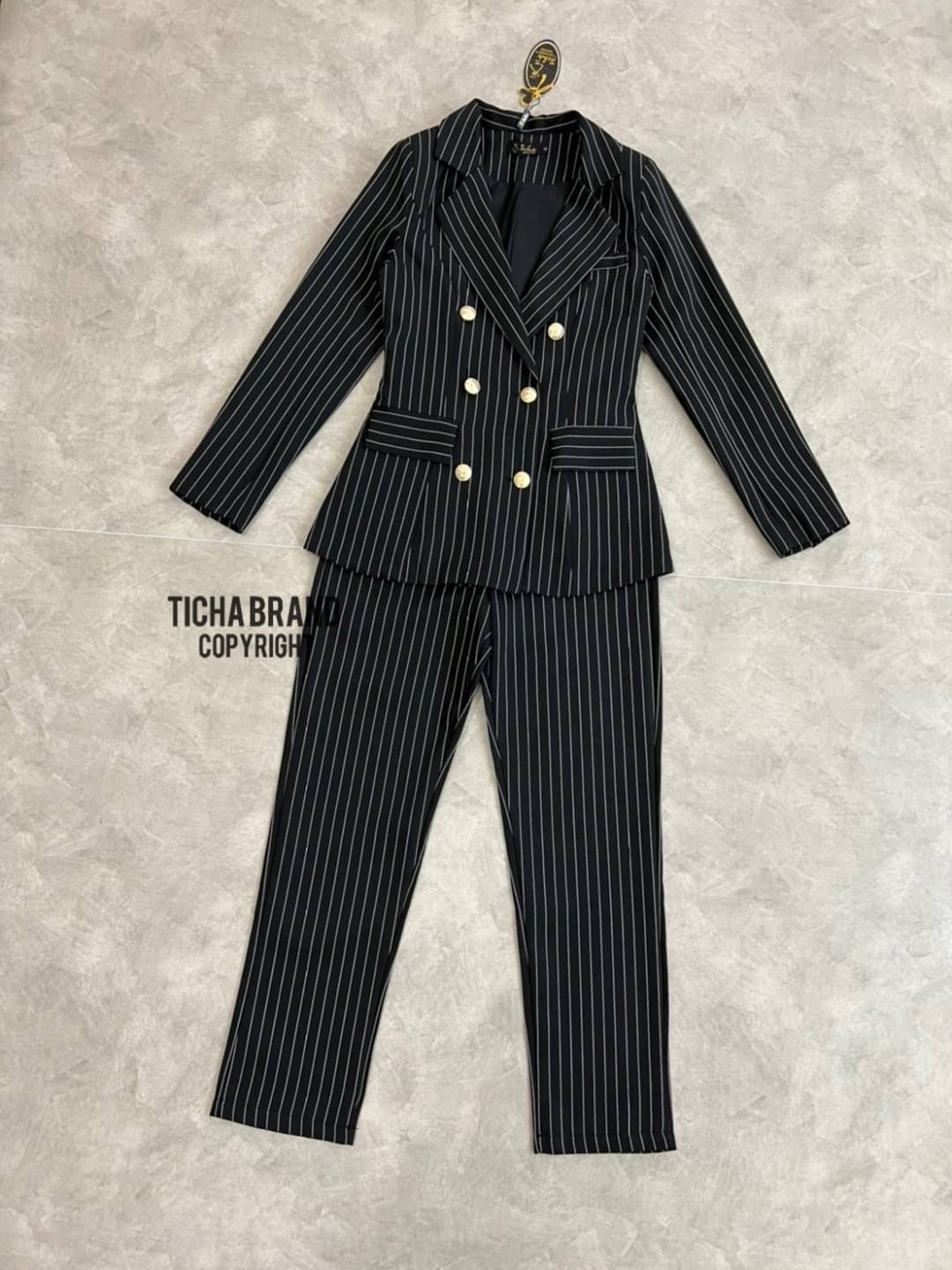 เซตสูทคอปกแขนยาว+กางเกงขายาว มีกระดุมหน้า 2 แถว มีกระเป๋า ทรงพอดีตัว เนื้อผ้าดีมากกกก ใส่สบาย ใส่สวยดูดีเหมือนเซเลปเลยค่ะ ใครกำลังมองหาเซตสูทสวยๆ ใส่ออกงาน ใส่ทำงาน ใส่แล้วดูดี ใส่ได้หลายโอกาส แนะนำเลยค่ะ ราคาเป็นกันเองจัดด่วนๆ สั่งช้าอดสวยยยยยของหมดไวนะค