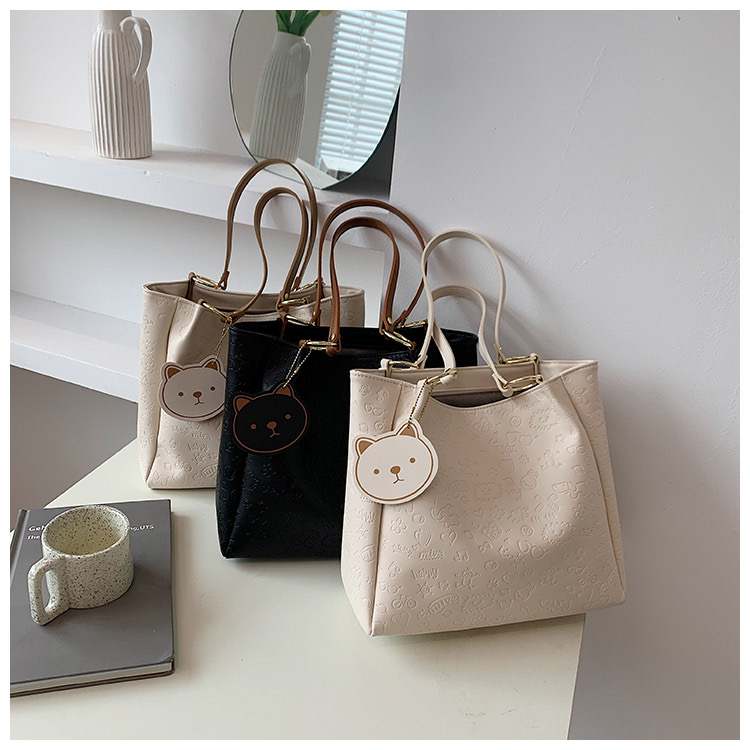 พร้อมส่ง กระเป๋าสะพายไหล่ทรง Shopping หนัง PU ปั๊มลายนูนน่ารักๆ ใบใหญ่จุของได้เยอะ มีซิปเปิดปิด แถมพวงกุญแจหมี