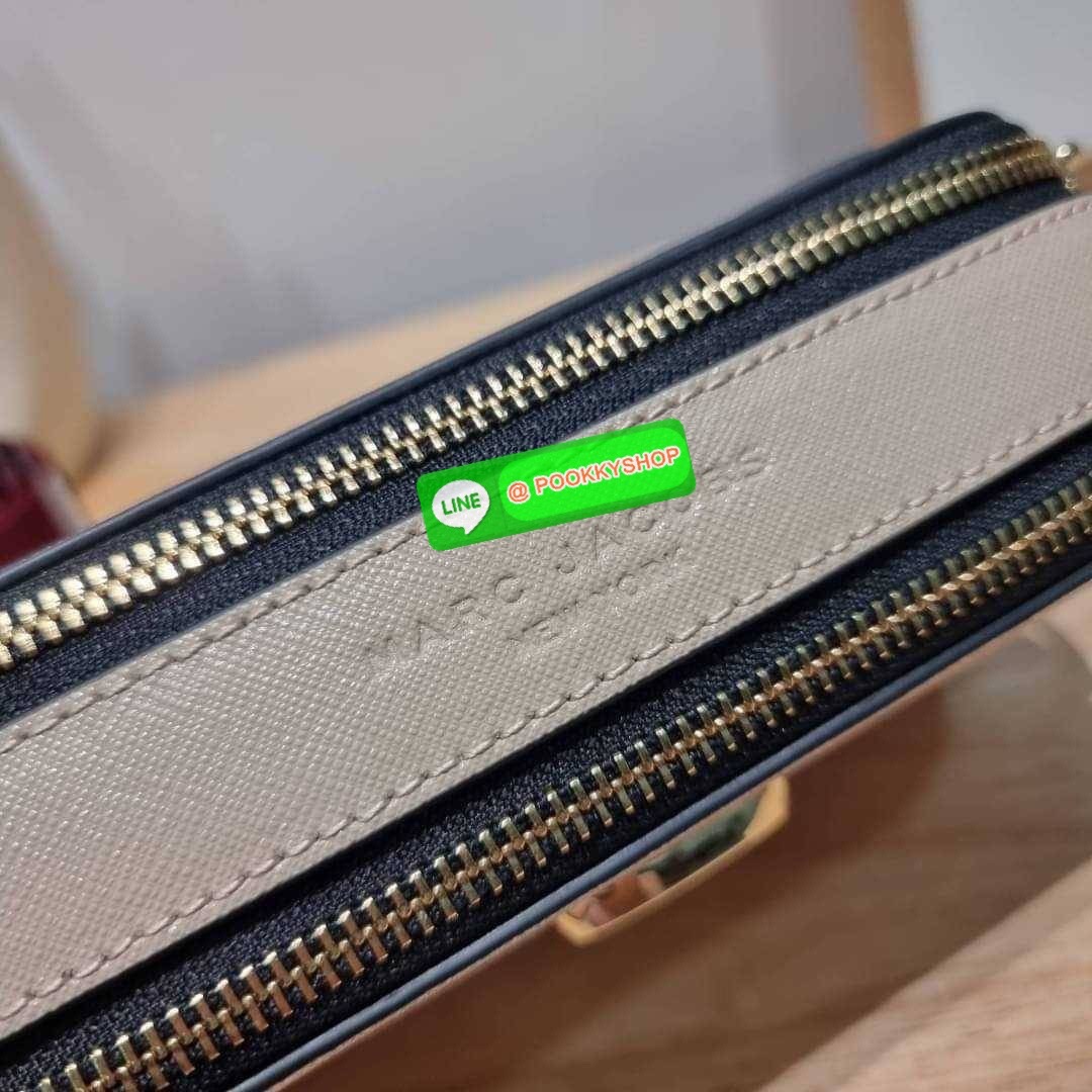 MARC JACOBS THE SNAPSHOT CAMERA BAG ไอเท็มยอดฮิตที่โดดเด่นเป็นเอกลักษณ์ กับกระเป๋าสะพายข้างสุดปัง เรียกได้ว่าไม่ซ้ำใคร!! วัสดุหนังวัว สวยอยู่ทรง เปิด-ปิดกระเป๋าด้วยซิป มีซิปหลัก 2 ช่อง แบ่งสัดส่วนไว้ดีมาก มาพร้อมสายสะพายสปอร์ตเส้นใหญ่ ที่ออกแบบโทนสีมาให้เ