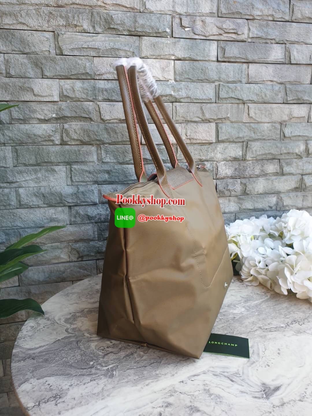 Longchamp Le Pliage Club Tote Bag Size L หูยาว วัสดุเนื้อผ้า Nylon Canvas เคลือบกันนำ้ ตัดด้วยหนังแท้ที่มีน้ำหนักเบา ดีไซน์เรียบง่ายแต่เต็มไปด้วยความคลาสสิก จนเป็นที่ชื่นชอบไปทั่วโลก Longchamp ปรับโฉม LE PLIAGE ด้วยการปักลายรูปม้า-ตราสัญลักษณ์ของแบรนด์บนผ
