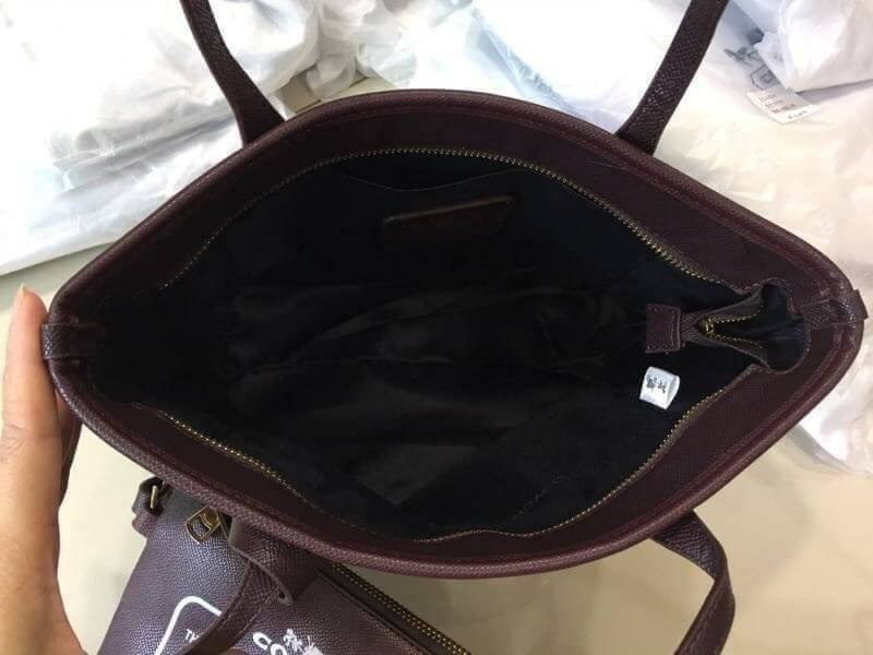 (hot)🔥🔥 Coach ทรงช้อปปิ้ง เกรดท็อปมิลเลอร์ กระเป๋าถือ สะพายข้าง งานวัสดุเกรดมิลเลอร์ทั้งใบ งานปั้ม เป๊ะทุกจุด ติดโลโก้ Coach ถุงผ้าปั้มเเบร์น coach มีใบเล็ก มีสายยาวปรับได้ ขนาดสวย รุ่นนี้ขายไวมากจ้า