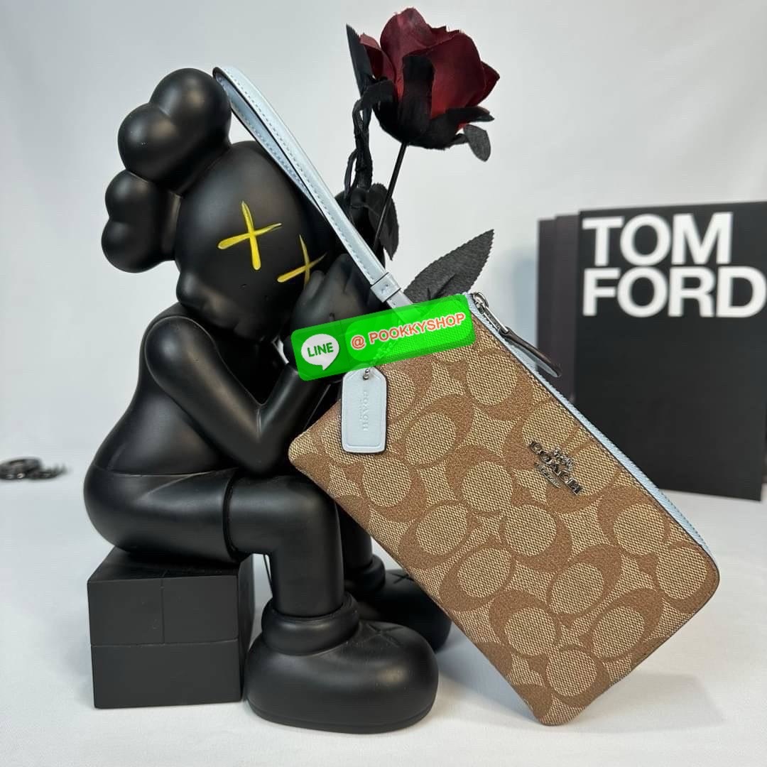 กระเป๋าคล้องมือ COACH 87591 DOUBLE CORNER ZIP WRISTLET IN SIGNATURE CANVAS (COACH 87591 ） กระเป๋าคล้องมือ2เซิปใหญ่ ลายCหนังและ ด้านในเป็นผ้า แบ่งเป็นช่องเล็กๆใส่เหรียญใส่แบงค์ใส่บัตร แล้วแต่จะใส่มีหลายช่อง ใส่โทรศัพท์ได้ทุกรุ่นพร้อมสายคล้องมือ