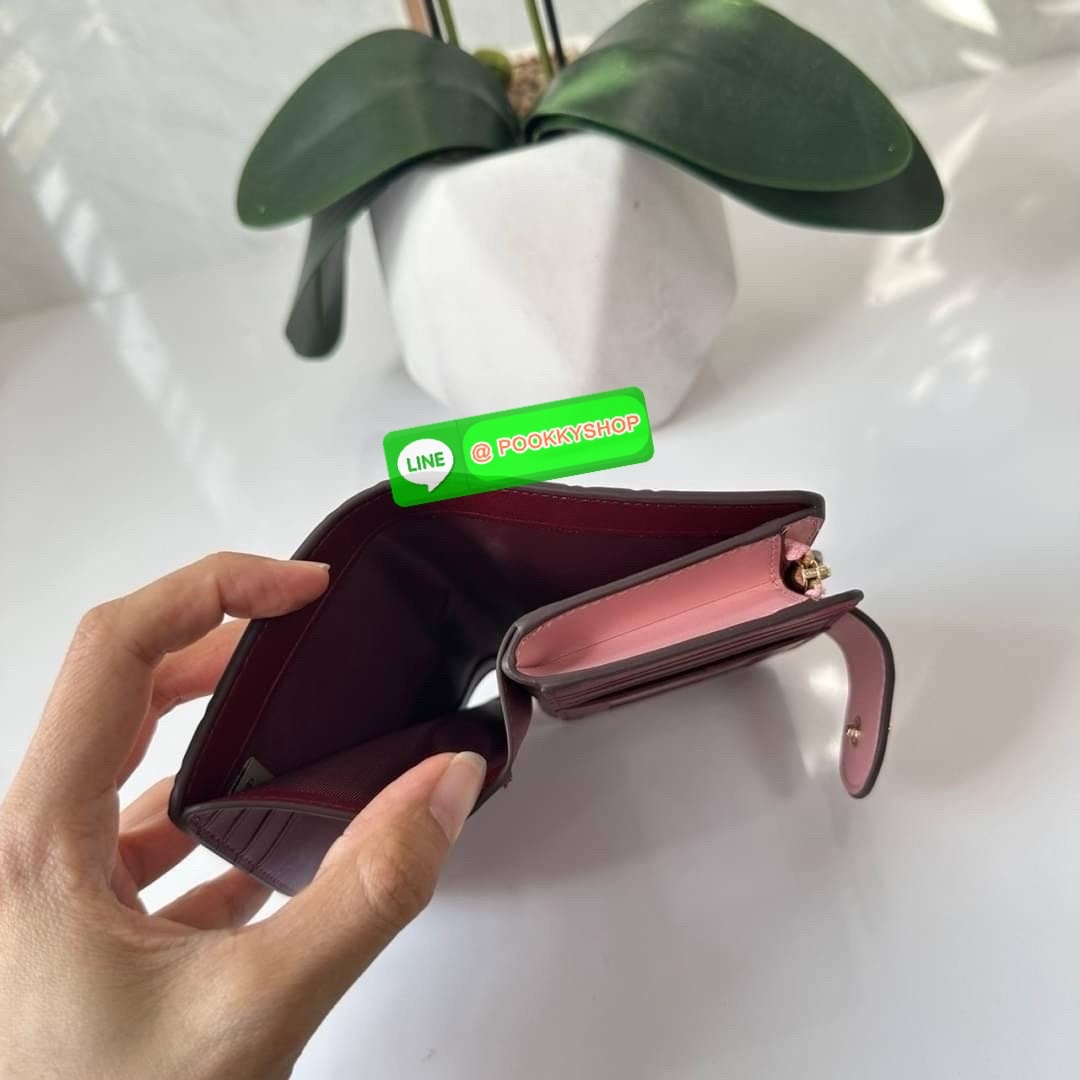 Coach Medium Corner Zip Wallet With Signature Leather 🔖กระเป๋าตังใบกลาง คอลเลคชั่นใหม่ หนังนิ่ม ลายC นูน สวยมาก 🔖วัสดุ: หนังแท้ 🔖เปิด - ปิดแบบกระดุม มีช่องใส่แบงค์ ใส่ธนบัตรได้ทุกชนิด ช่องใส่บัตร ใส่เหรียญ