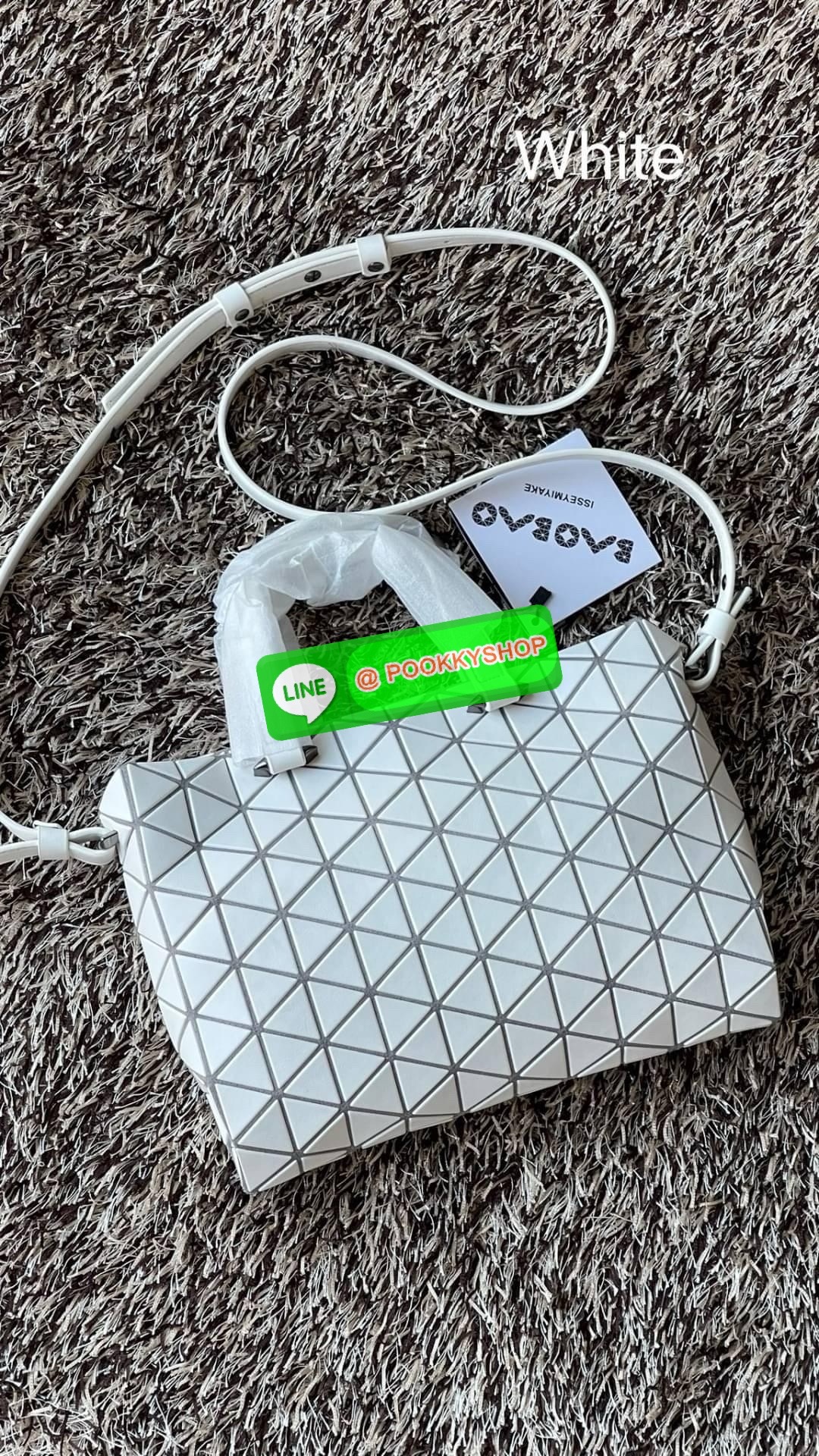 *Small BAO BAO ISSEY MIYAKE TONNEAU เป็น ซีรีย์ที่มีเอกลักษณ์เฉพาะตัว ด้วยแผ่นสามเหลี่ยมที่มีสัญลักษณ์เท่ากันทุกด้าน และยังผสมผสานงานดีไซน์ อันสง่างามเท่ากับฟังก์ชั่น การใช้งานสุดพิเศษ โดยมีจุดเด่นที่ซิปด้านบน สำหรับเปิดปิดและมีสายสะพายไหล่ ที่สามารถถอดออ