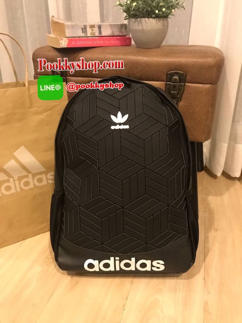 Adidas Originals 3D Backpack กระเป๋าสะพายหลัง 3D ลุคสุดล้ำของกระเป๋าสะพายหลัง ที่มาพร้อมช่องกระเป๋าซิปและลายพิมพ์สามมิติแบบอสมมาตร ดูดีมีสไตล์ด้วยการใช้วัสดุเลียนแบบหนังที่ทันสมัย ให้คุณมีพื้นที่มากขึ้นในการจัดเก็บ ด้วยช่องกระเป๋าด้านในหลายช่องสำหรับเก็บโ