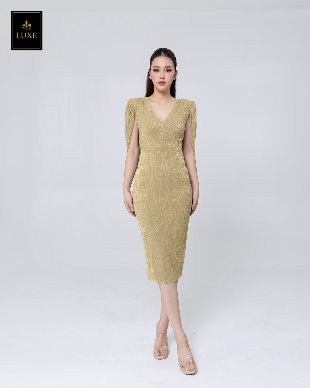 เดรสแฟชั่น เดรสเสื้อวี กระโปรงทรงสอบ มีผ้าคลุมไหล่คอถ่วงด้านหลัง ทำจากผ้าราเม่อัดพลีท