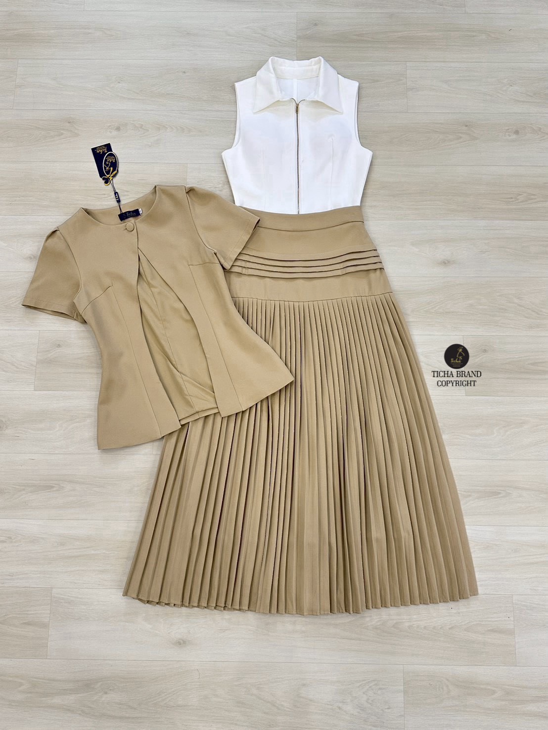 ชุดเซทแฟชั่น Set 3 สุดคุ้ม เสื้อเบเซอร์แขนสั้นสีครีม ดีไซน์แต่งเว้าหน้า