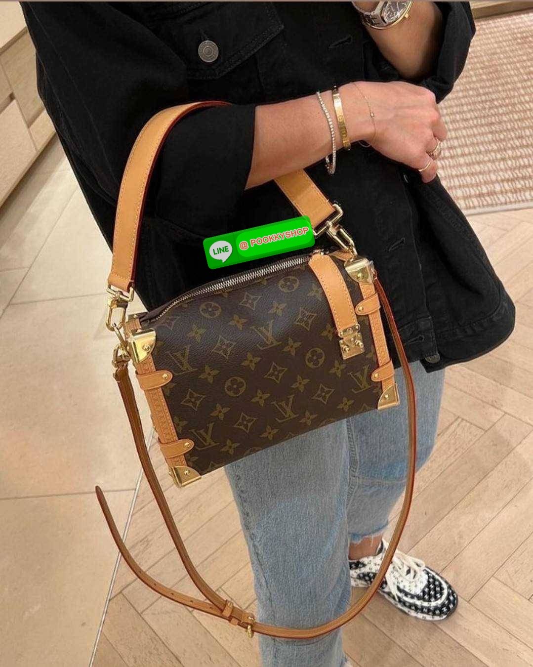 LV SIDE TRUNK สุดยอดกระเป๋าไอคอนนิค ทรงสวย ใหม่ล่าสุดจากเคาน์เตอร์ dutyfree สวยมีเสน่ห์ รูปทรงกล่อง โดดเด่นด้วยหมุดเข้ามุม ซิปเปิด-ปิดล็อคได้ วัสดุหนังแคนวาส ภายในเป็นช่องโล่ง มีสายสะพายมาให้ถึง 2 เส้น คล้องแขน คล้องไหล่เก๋ๆ หรือสะพายข้างชิคๆ พร้อมตอบรับไ