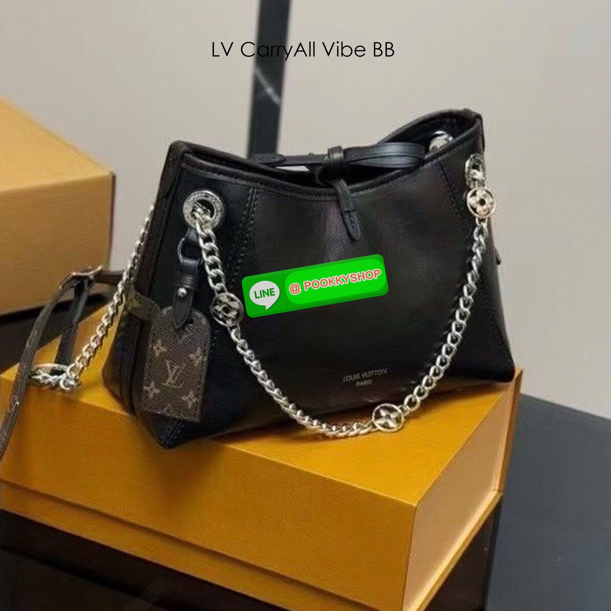 🕊️ พร้อมส่ง | LV CarryAll Vibe BB ใหม่ล่าสุด กระเป๋าสะพายทรงโท้ทไซส์เล็ก สวยหรูดีไซน์เรียบง่ายคลาสสิค ดูผู้ดี มาพร้อมใบลูกลายโมโนแกรมสุดไอคอนิก รูปทรงสวยตลอดกาล ใช้ได้กับทุกลุค ทุกโอกาส ภายในโล่งกว้างมาก ใส่ของสำคัญได้ครบแน่นอนจ้า